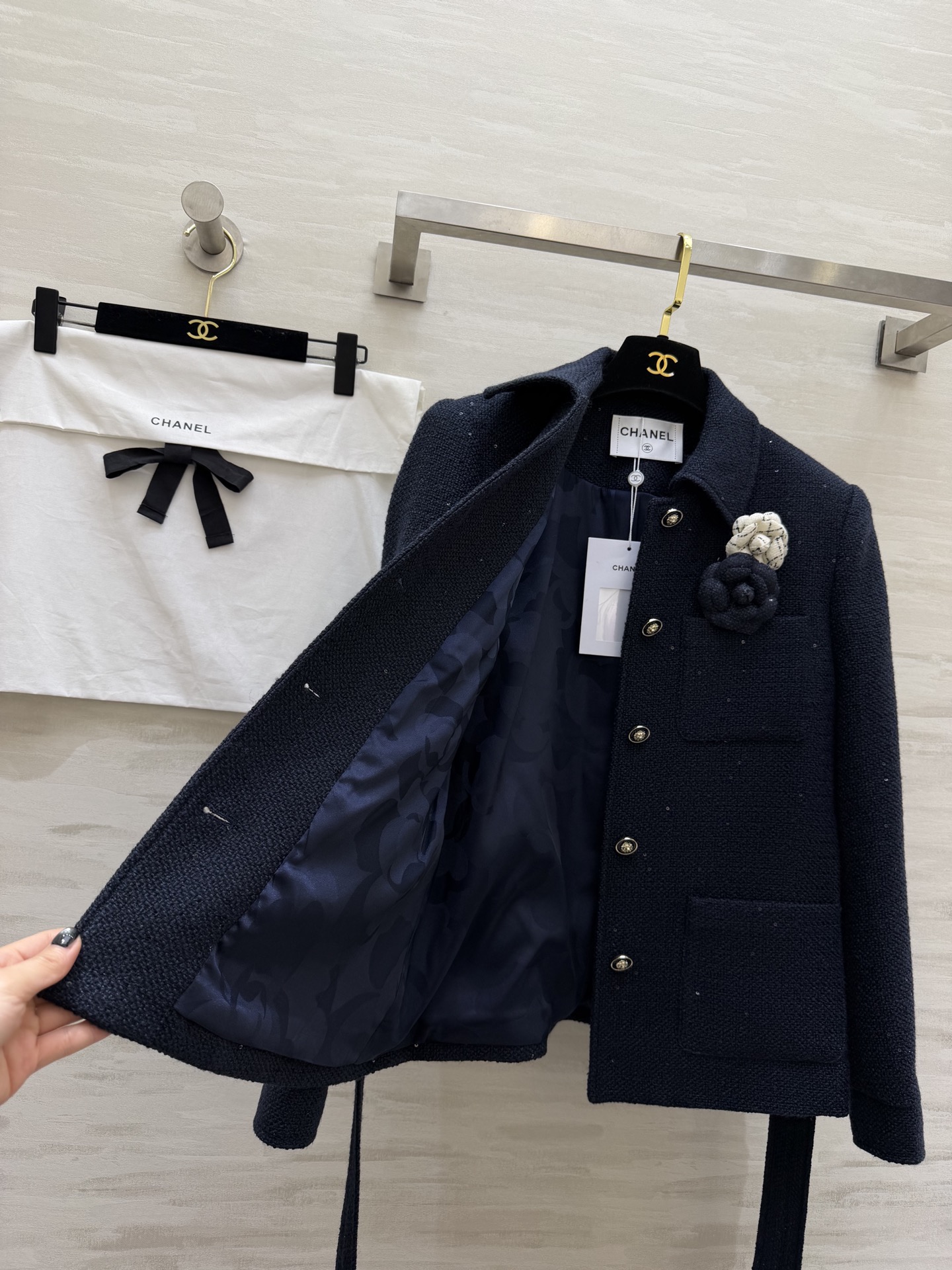 ▪️CHANE♡²⁶新款 显贵天花板✨▪️ 藏青粗花呢小香风外套｜把优雅焊在身上▪️ 山茶花胸针+收腰腰