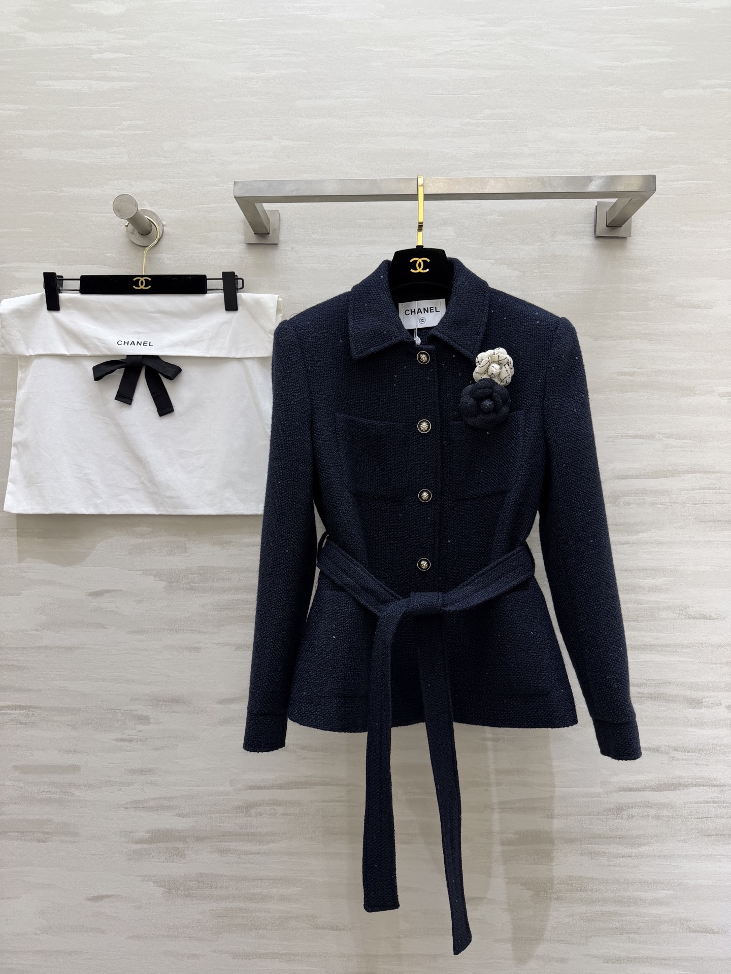 ▪️CHANE♡²⁶新款 显贵天花板✨▪️ 藏青粗花呢小香风外套｜把优雅焊在身上▪️ 山茶花胸针+收腰腰