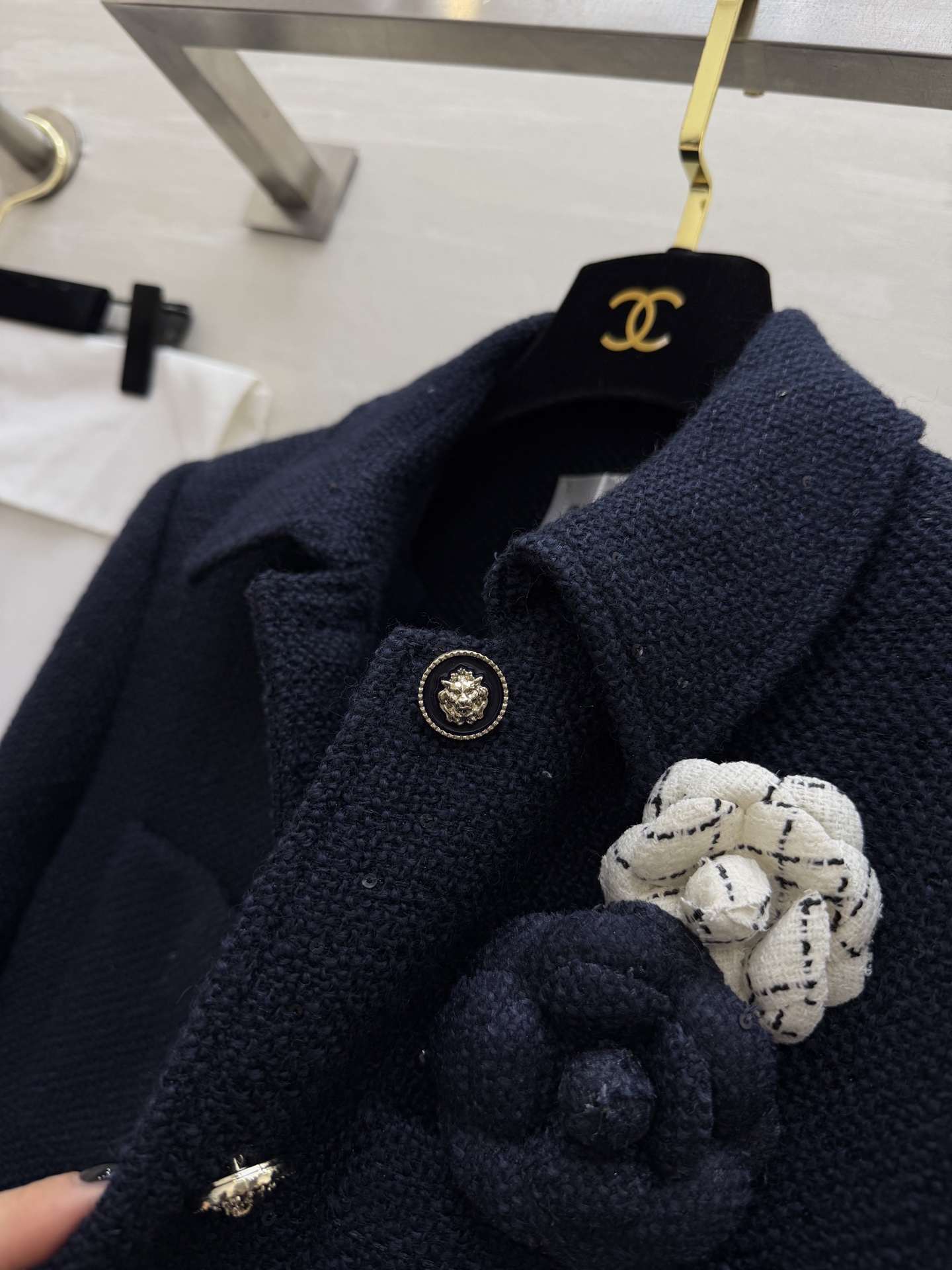 ▪️CHANE♡²⁶新款 显贵天花板✨▪️ 藏青粗花呢小香风外套｜把优雅焊在身上▪️ 山茶花胸针+收腰腰