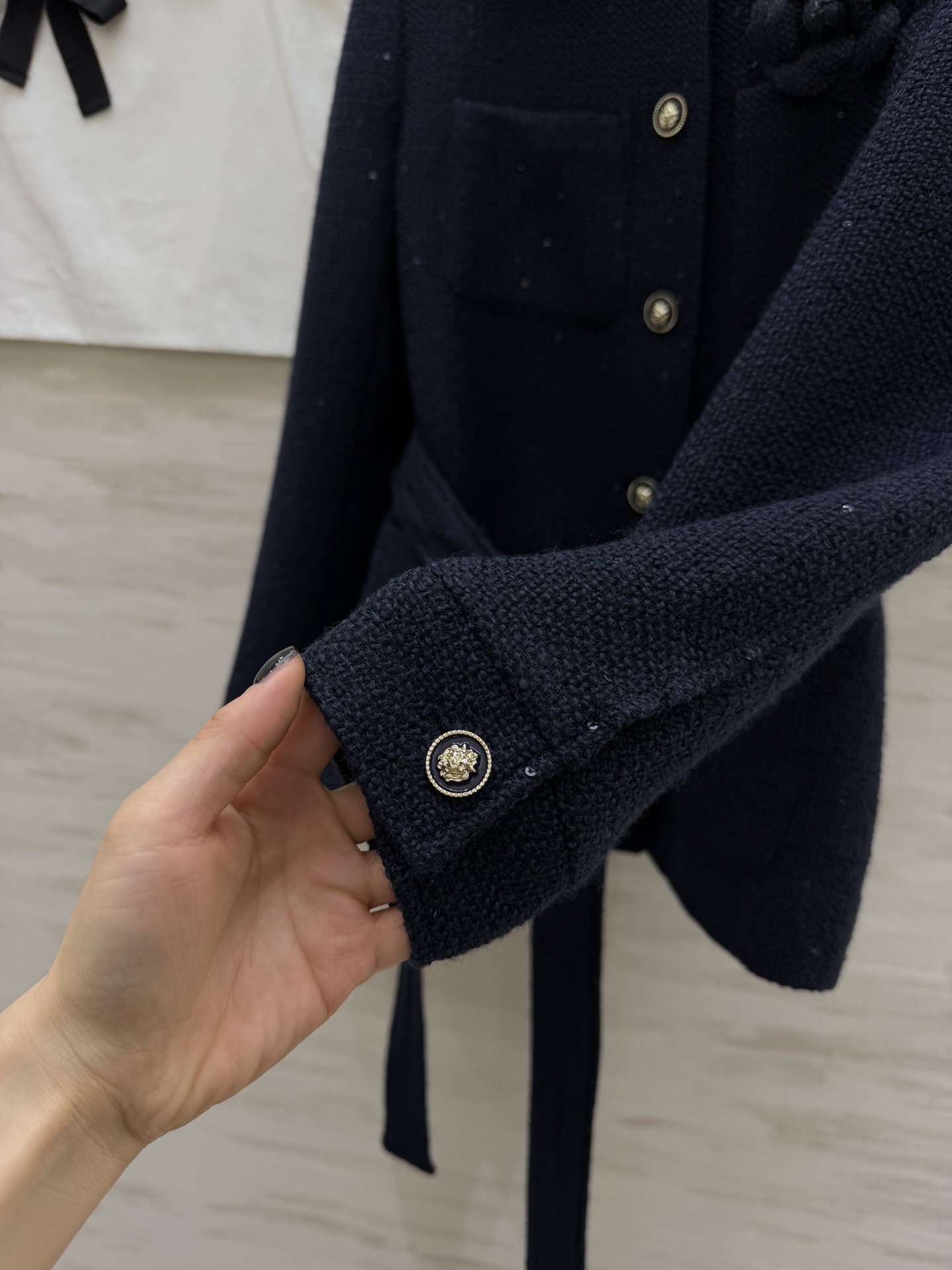 ▪️CHANE♡²⁶新款 显贵天花板✨▪️ 藏青粗花呢小香风外套｜把优雅焊在身上▪️ 山茶花胸针+收腰腰