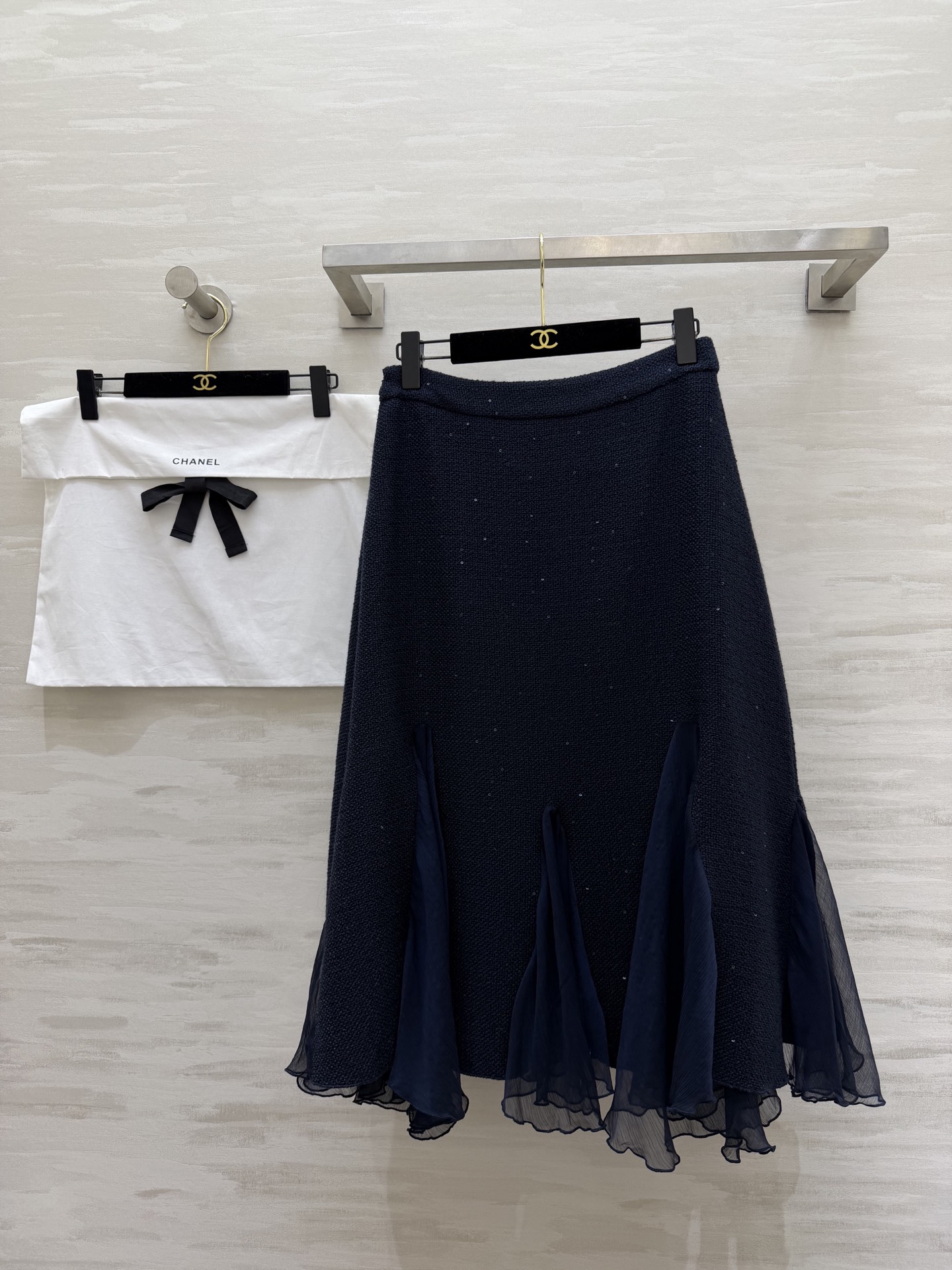 NO:743867,CHANE's new noble ceiling navy blue tweed fishtail skirt｜Wear romance in the skirt The textured fabric has its own shimmer, low-key and noble Mesh fishtail splicing gives you a sense of elegance when walking Suitable for commuting/dates/dinners, gentle and powerful High quality Available in stock in sizes S/M/L (S size waist 66, bust 94, length 76), Chanel - Clothing, chanel, chanel, skirts,19860909CHANE新款 显贵天花板 藏青粗花呢鱼尾半裙｜把浪漫穿在裙摆里 肌理面料自带细闪,低调又显贵 网纱鱼尾拼接,走路自带飘逸感 通勤/约会/晚宴都适配,温柔又有力量 高品质 现货来sizeS/M/L（s码腰围66,胸围94,衣长76）,香奈儿-服装,chanel,chanel,skirts,,Women's clothing