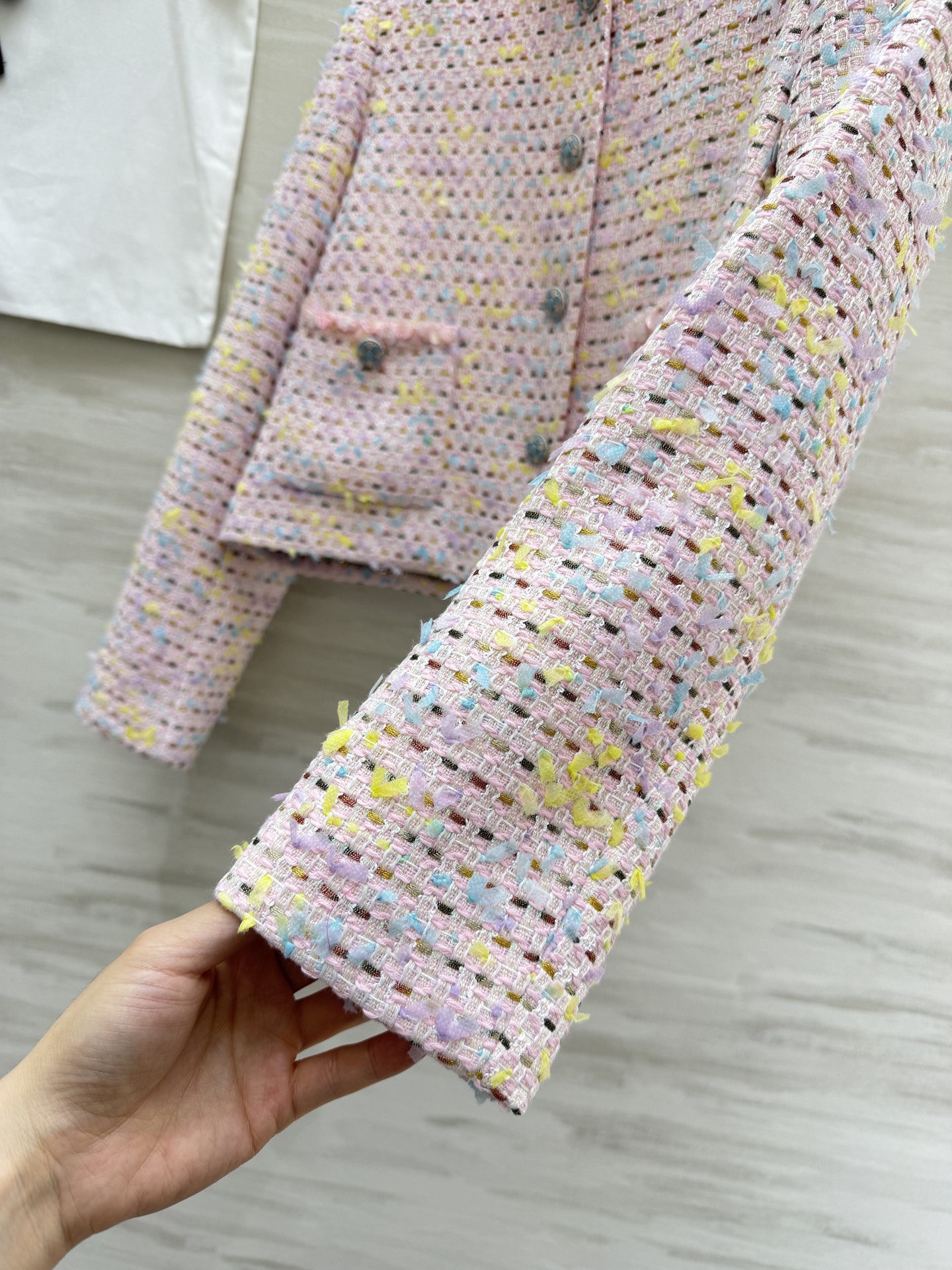 #Chane♡²⁶新款粉彩粗花呢小香风外套 把春天穿在身上 混色纱线 重工珠片点缀细节显贵奢华 甜美又不