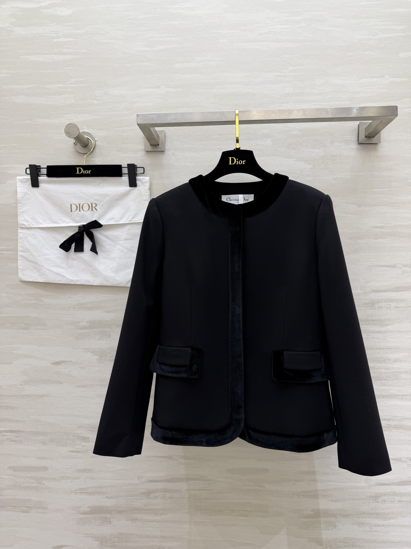 #DIO♡²⁶新款 黑色丝绒拼接外套 定制哑光面料 丝绒镶边 质感拉满 无扣圆领设计 利落又大气 搭配半