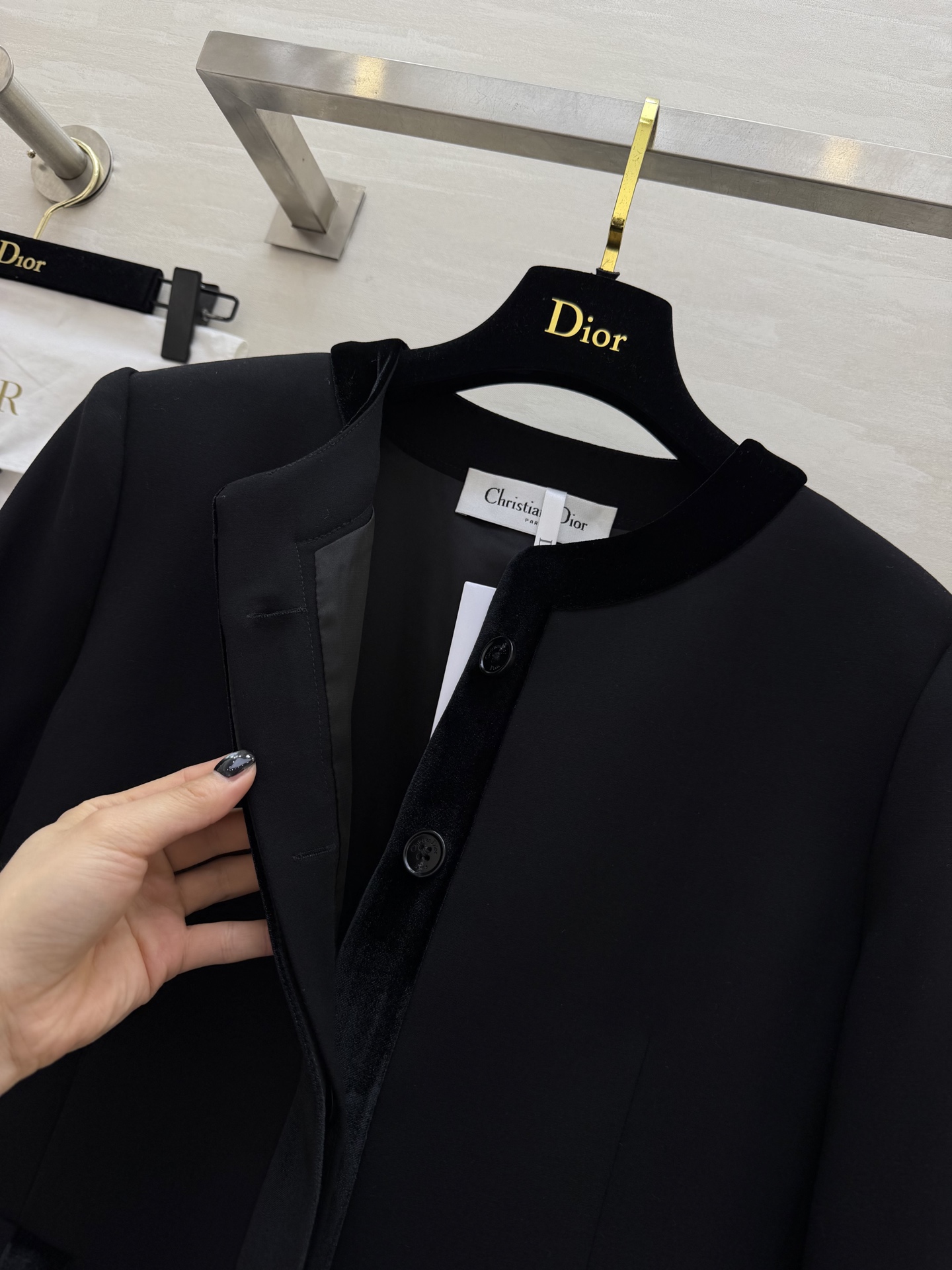 #DIO♡²⁶新款 黑色丝绒拼接外套 定制哑光面料 丝绒镶边 质感拉满 无扣圆领设计 利落又大气 搭配半