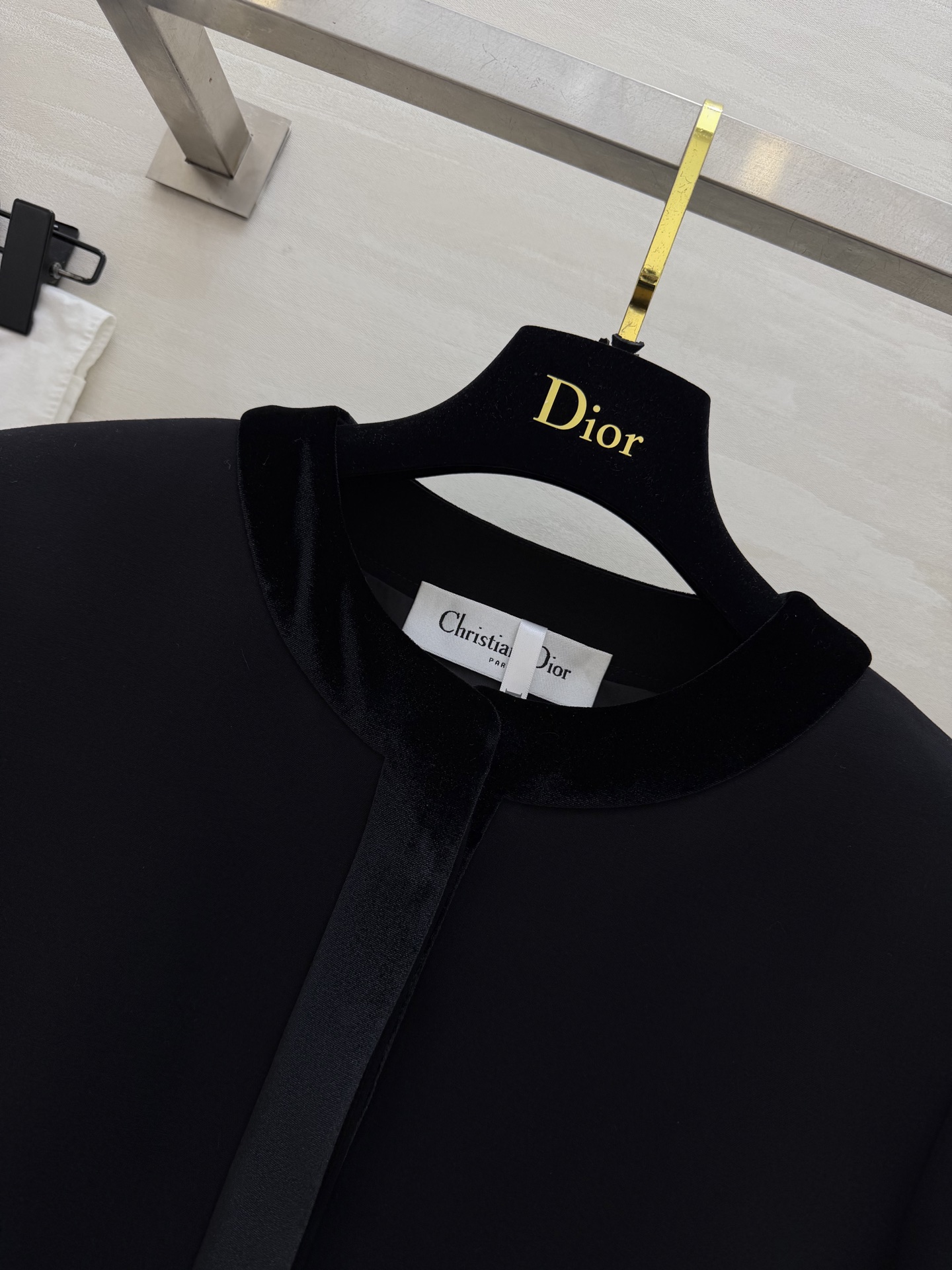 #DIO♡²⁶新款 黑色丝绒拼接外套 定制哑光面料 丝绒镶边 质感拉满 无扣圆领设计 利落又大气 搭配半