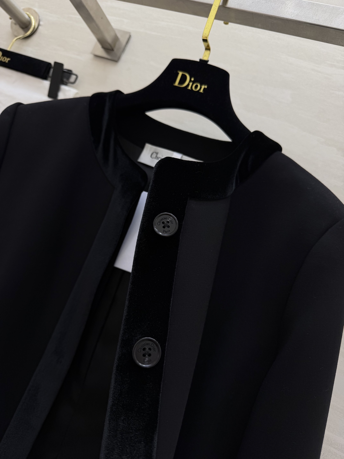 #DIO♡²⁶新款 黑色丝绒拼接外套 定制哑光面料 丝绒镶边 质感拉满 无扣圆领设计 利落又大气 搭配半