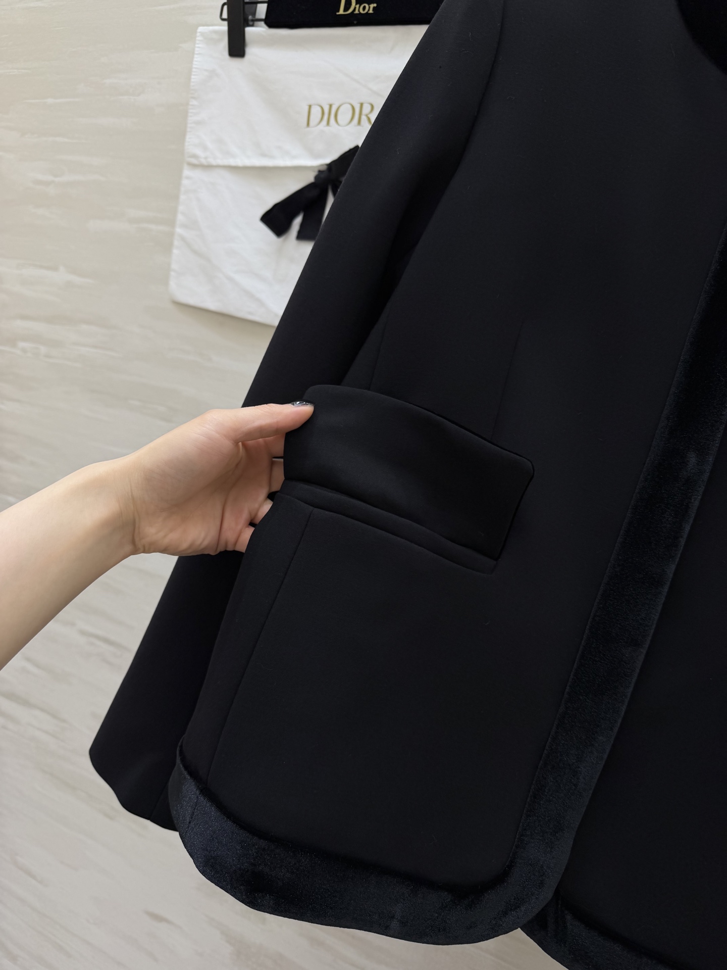 #DIO♡²⁶新款 黑色丝绒拼接外套 定制哑光面料 丝绒镶边 质感拉满 无扣圆领设计 利落又大气 搭配半