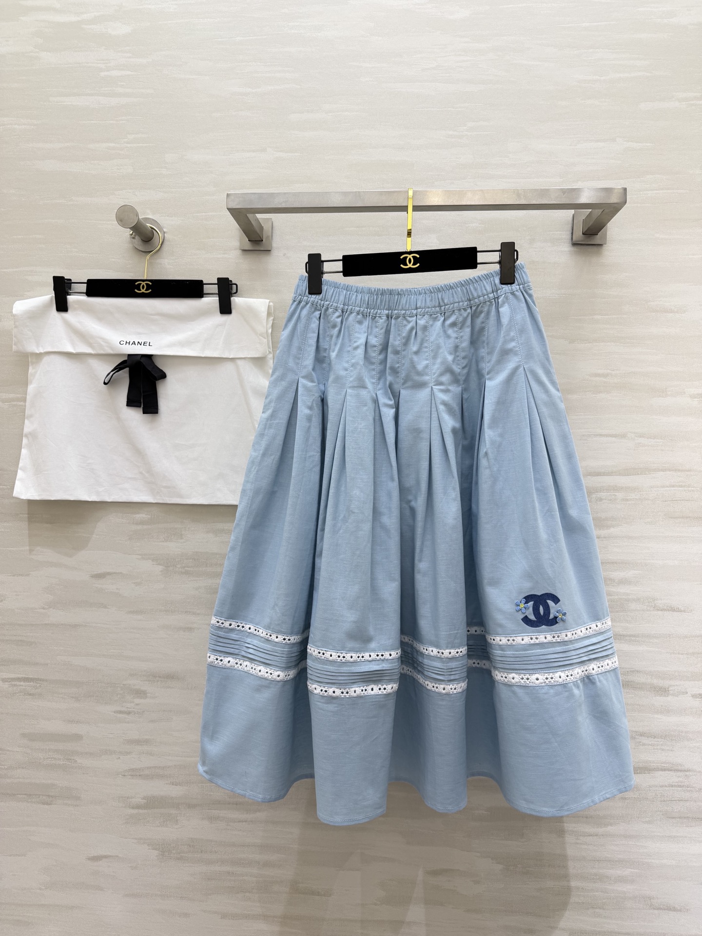 #CHANE♡²⁶中古系列 浅蓝百褶半裙 松紧腰设计 大摆褶皱 舒适又显瘦 蕾丝镂空拼接 刺绣logo点