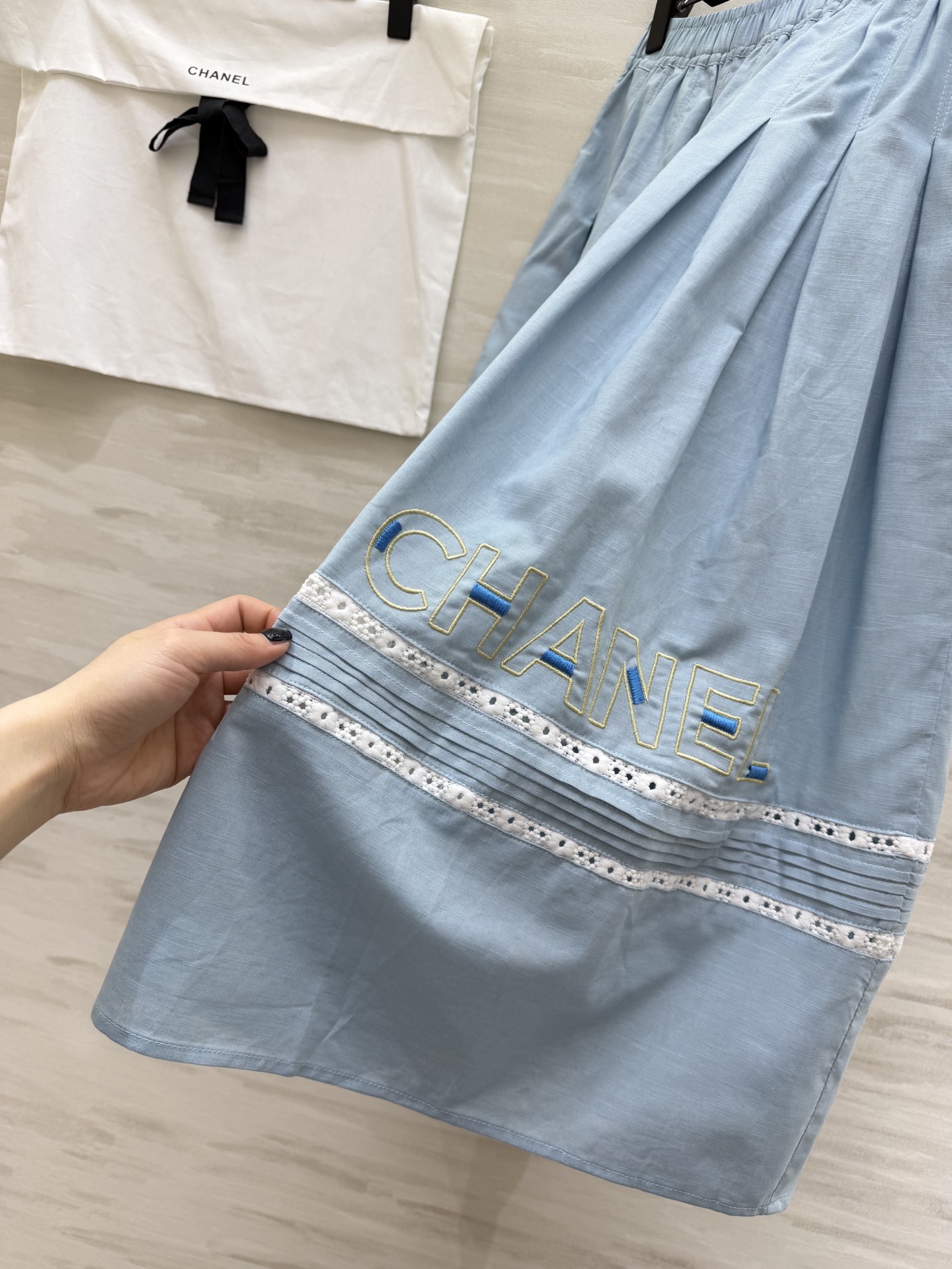 #CHANE♡²⁶中古系列 浅蓝百褶半裙 松紧腰设计 大摆褶皱 舒适又显瘦 蕾丝镂空拼接 刺绣logo点