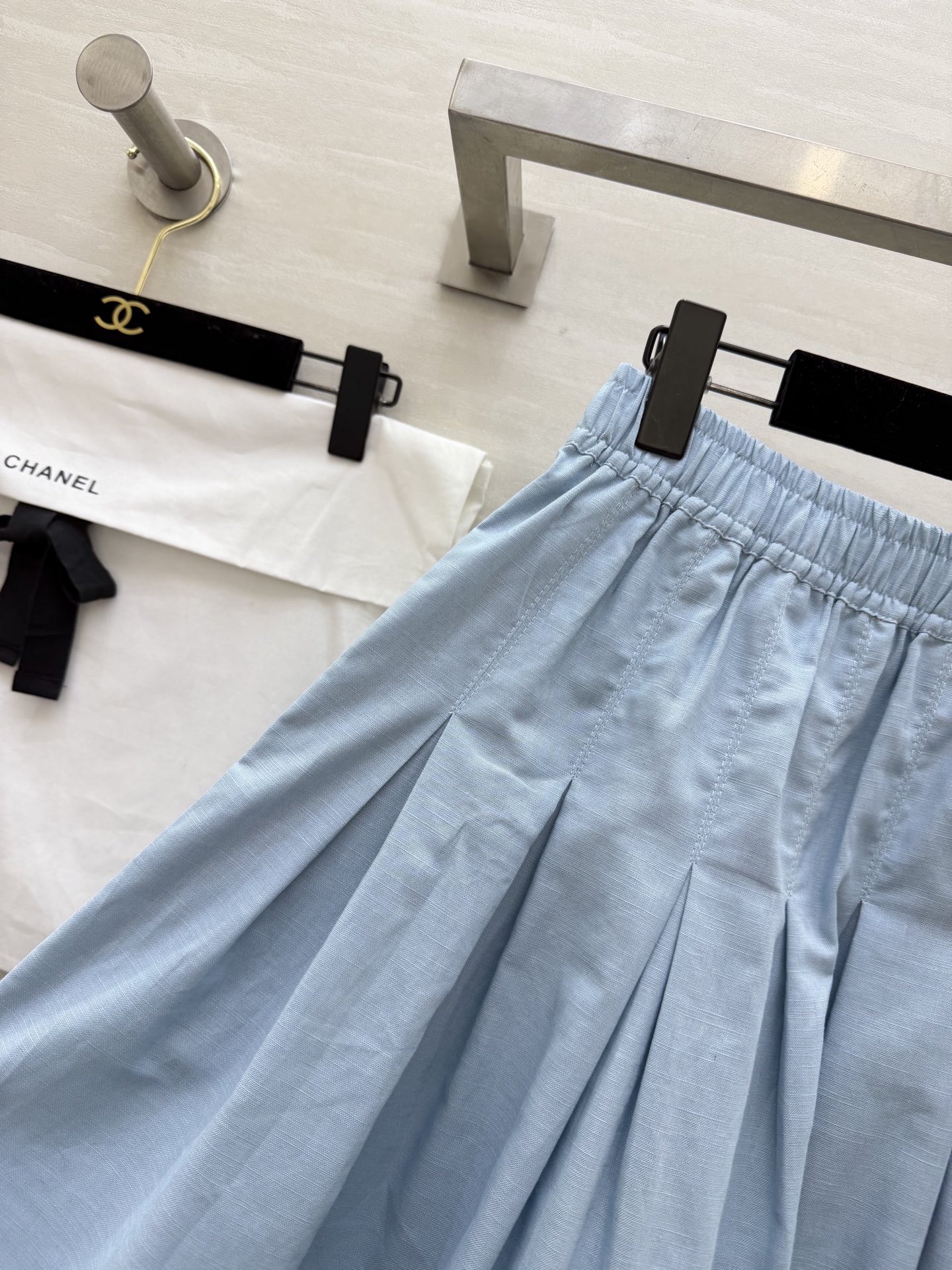 #CHANE♡²⁶中古系列 浅蓝百褶半裙 松紧腰设计 大摆褶皱 舒适又显瘦 蕾丝镂空拼接 刺绣logo点