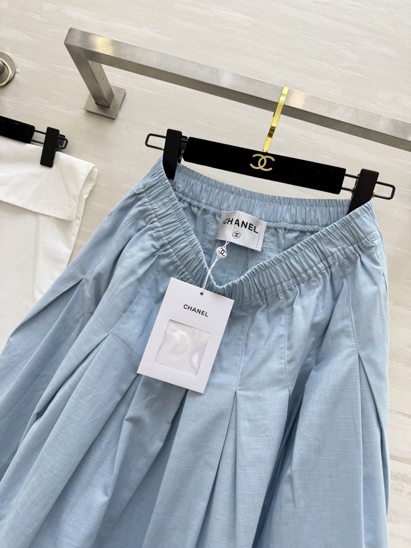 #CHANE♡²⁶中古系列 浅蓝百褶半裙 松紧腰设计 大摆褶皱 舒适又显瘦 蕾丝镂空拼接 刺绣logo点