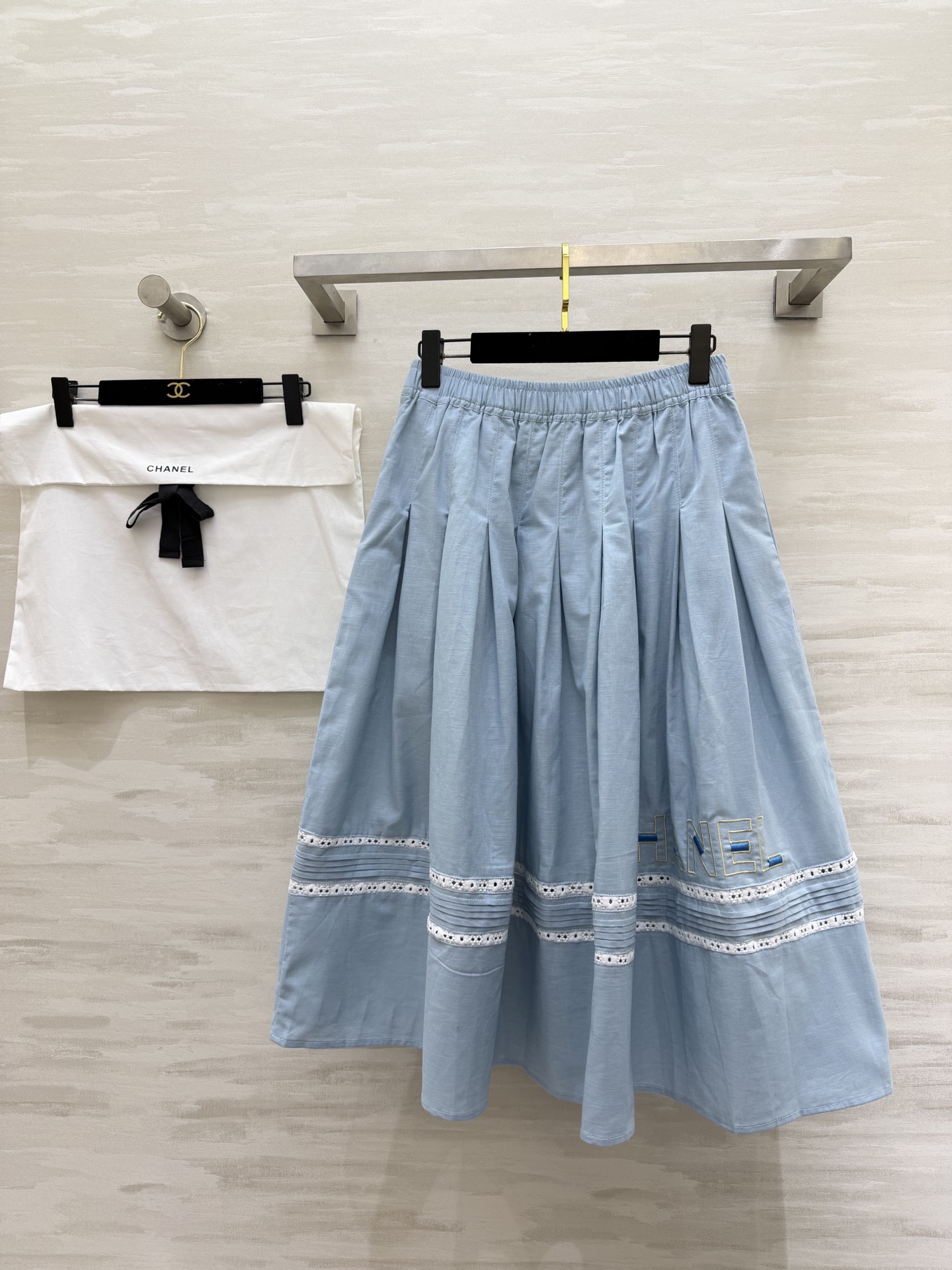 #CHANE♡²⁶中古系列 浅蓝百褶半裙 松紧腰设计 大摆褶皱 舒适又显瘦 蕾丝镂空拼接 刺绣logo点