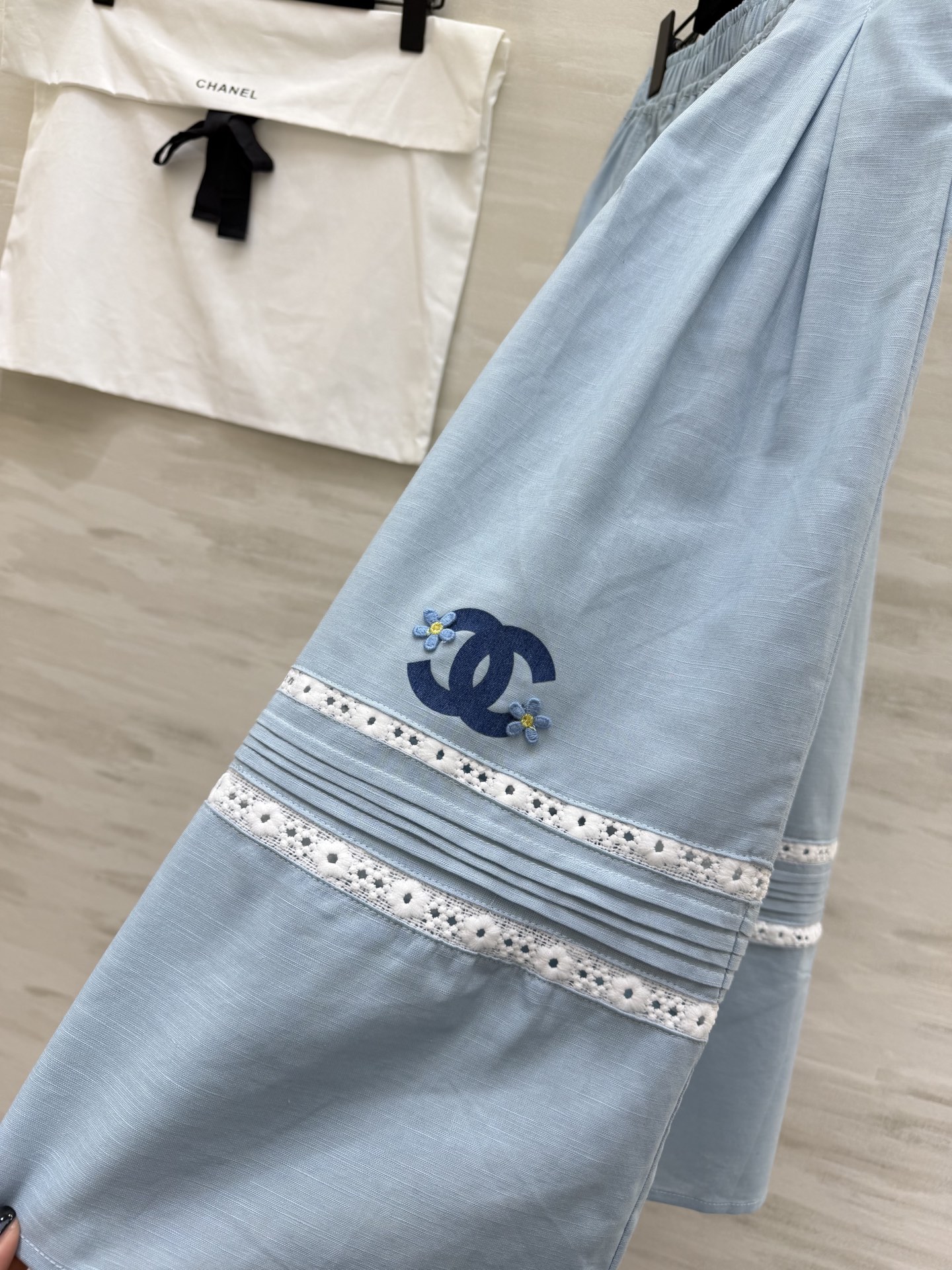 #CHANE♡²⁶中古系列 浅蓝百褶半裙 松紧腰设计 大摆褶皱 舒适又显瘦 蕾丝镂空拼接 刺绣logo点