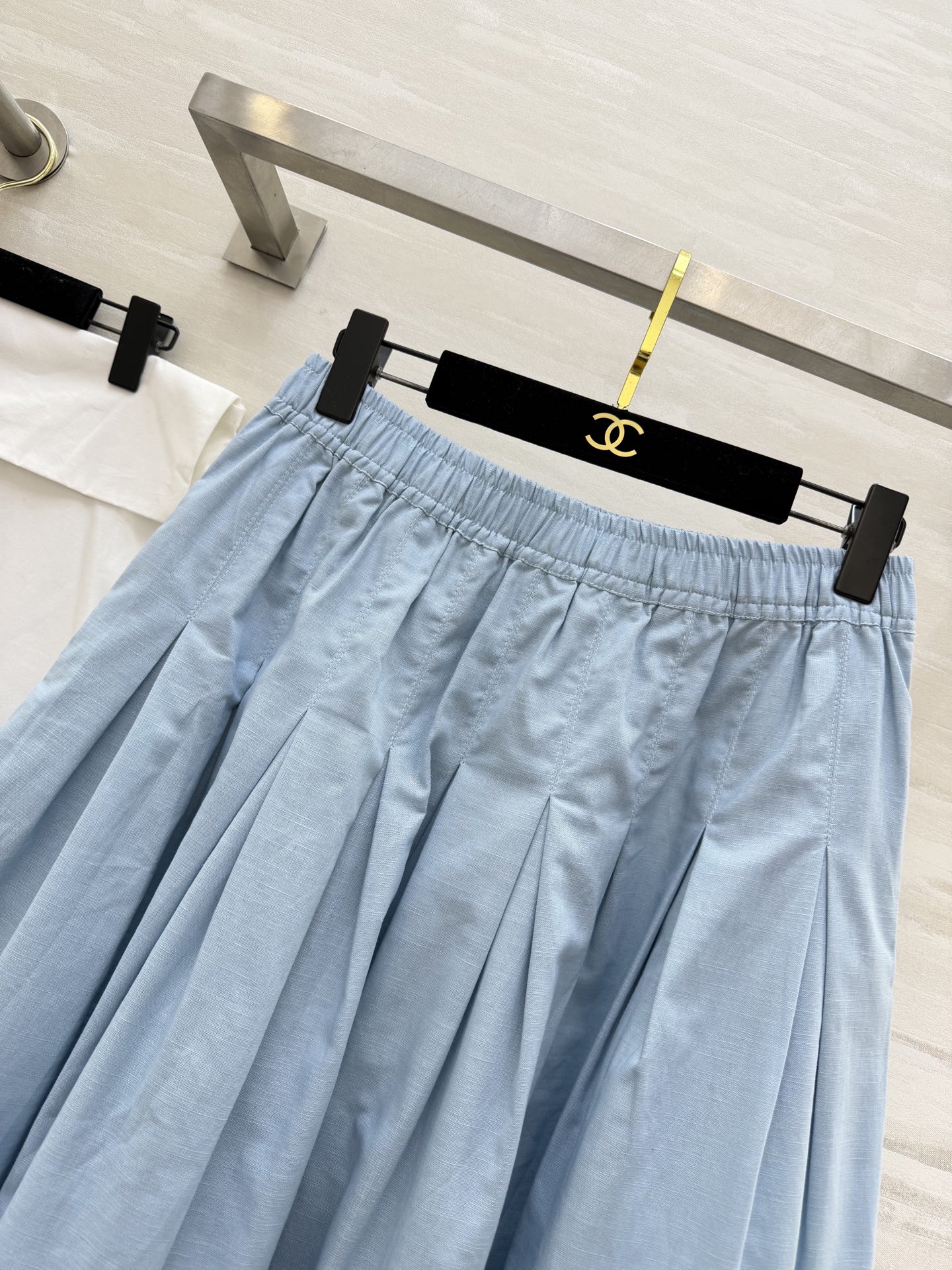 #CHANE♡²⁶中古系列 浅蓝百褶半裙 松紧腰设计 大摆褶皱 舒适又显瘦 蕾丝镂空拼接 刺绣logo点