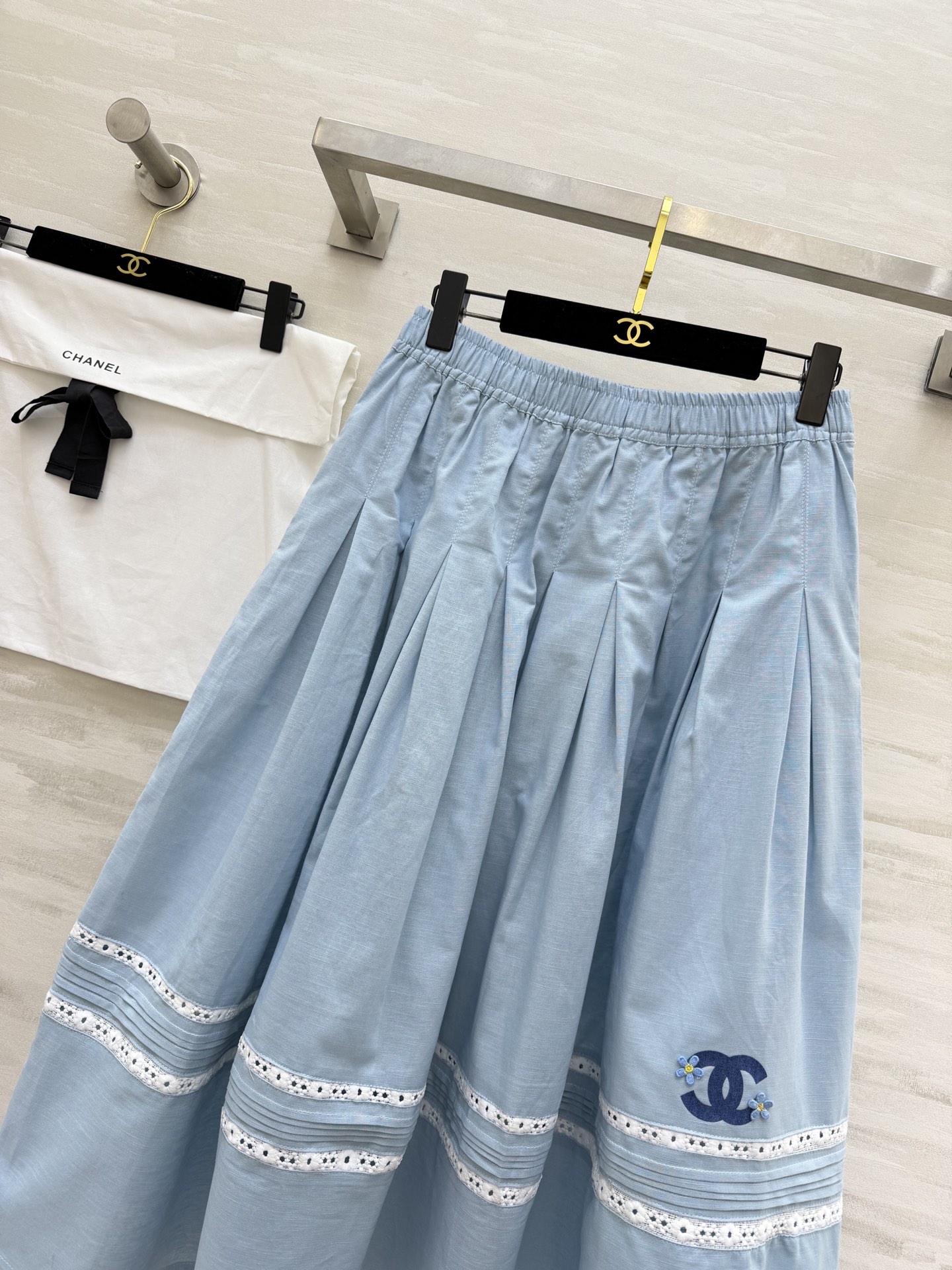 #CHANE♡²⁶中古系列 浅蓝百褶半裙 松紧腰设计 大摆褶皱 舒适又显瘦 蕾丝镂空拼接 刺绣logo点