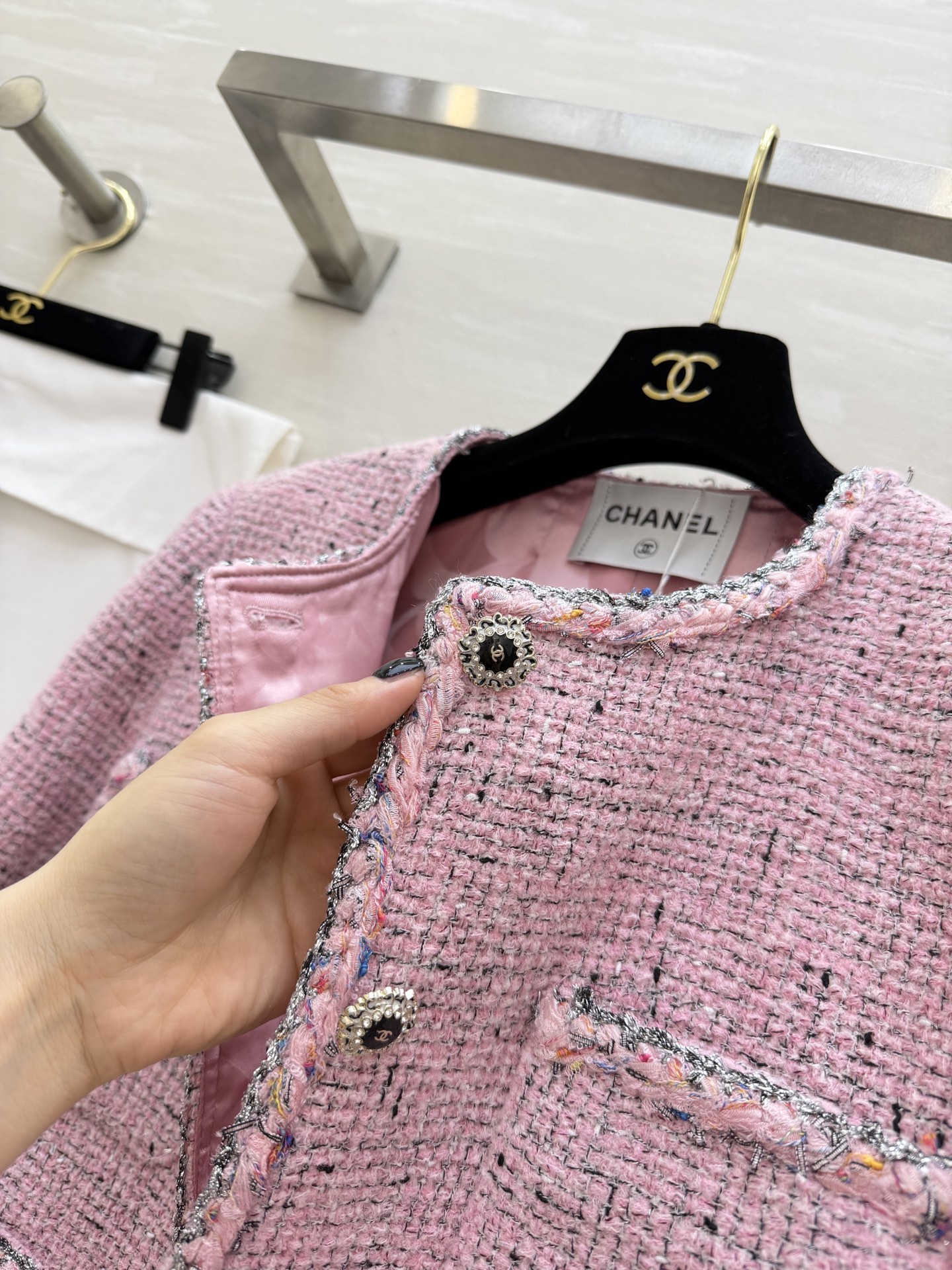 #CHANE♡²⁶樱花粉粗花呢小香风外套 混色毛边包边 开模定制钻扣甜美中带着精致感 圆领剪裁 显高又灵