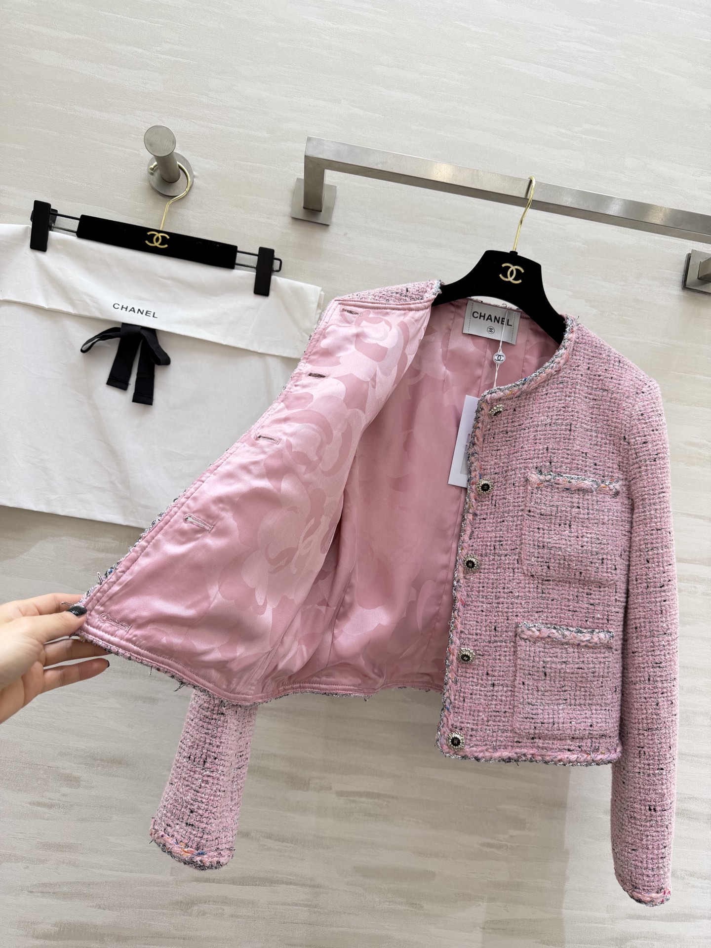 #CHANE♡²⁶樱花粉粗花呢小香风外套 混色毛边包边 开模定制钻扣甜美中带着精致感 圆领剪裁 显高又灵