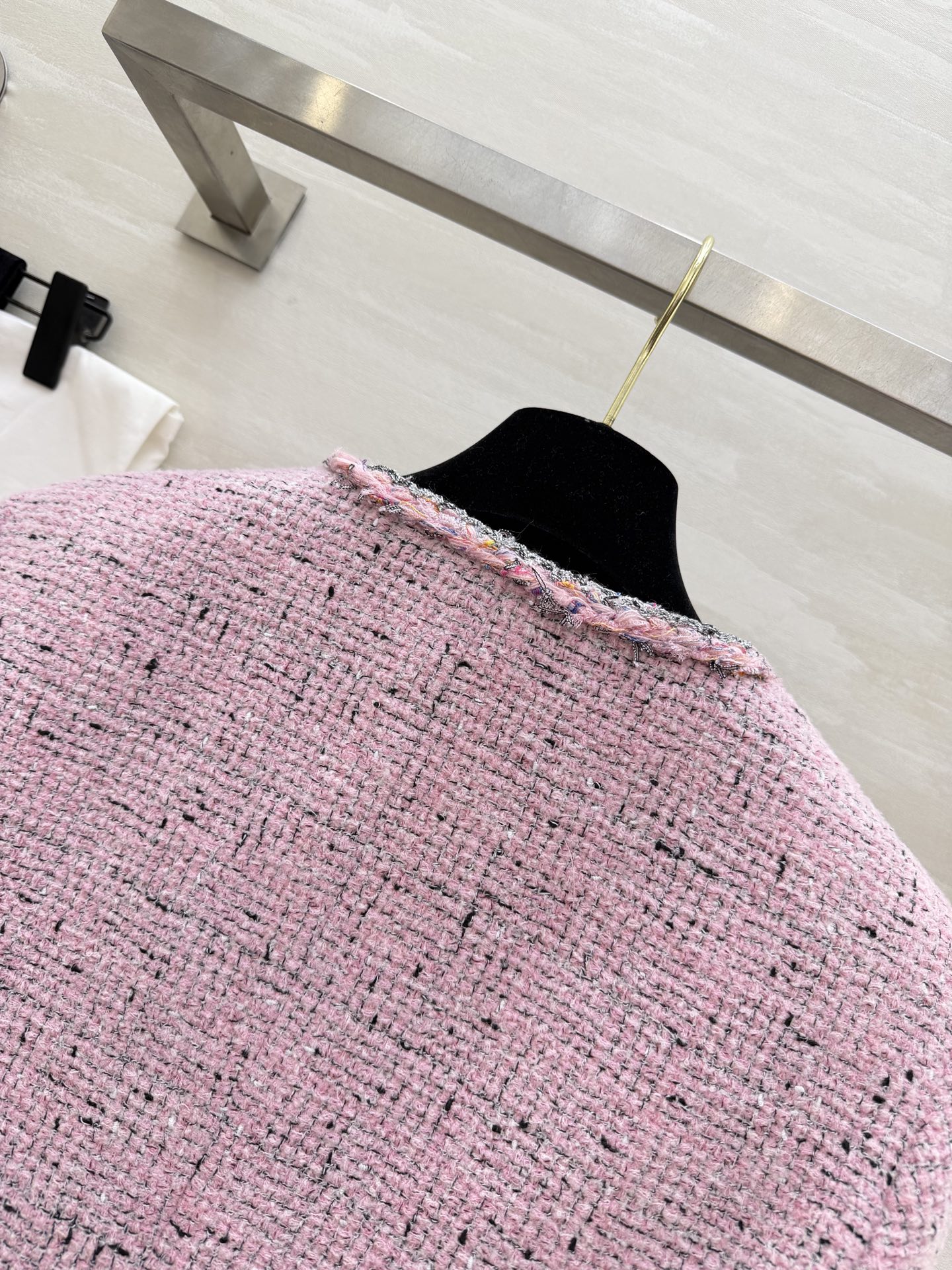 #CHANE♡²⁶樱花粉粗花呢小香风外套 混色毛边包边 开模定制钻扣甜美中带着精致感 圆领剪裁 显高又灵