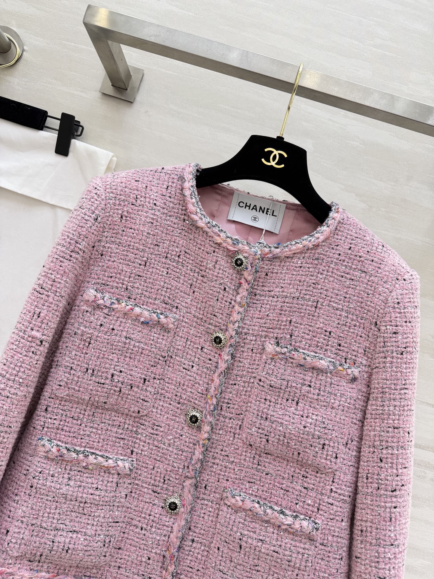 #CHANE♡²⁶樱花粉粗花呢小香风外套 混色毛边包边 开模定制钻扣甜美中带着精致感 圆领剪裁 显高又灵