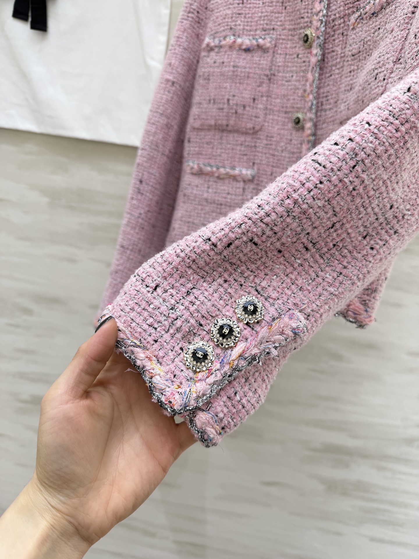 #CHANE♡²⁶樱花粉粗花呢小香风外套 混色毛边包边 开模定制钻扣甜美中带着精致感 圆领剪裁 显高又灵