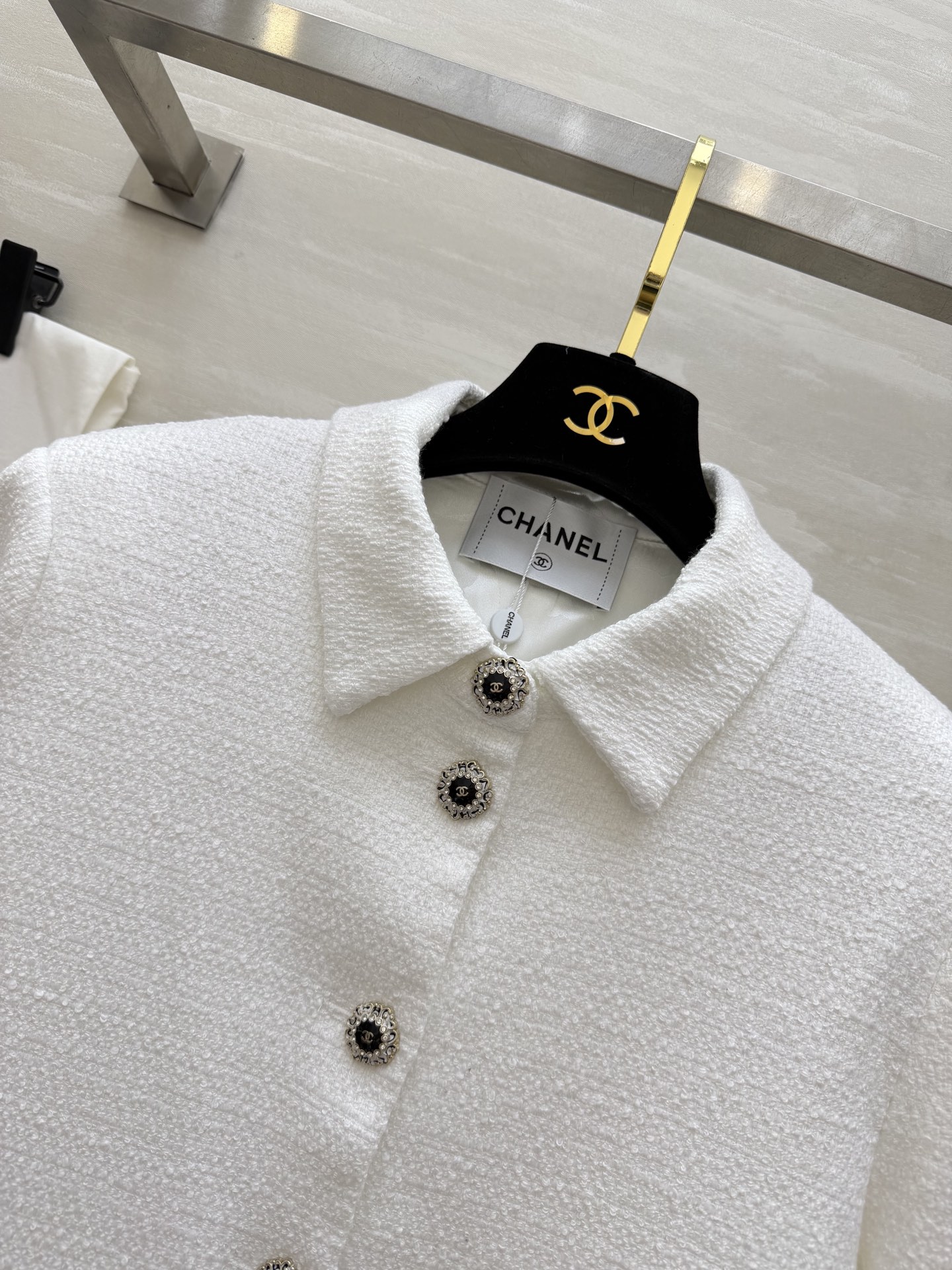 #Chane♡²⁶奶白粗花呢外套 粗花呢肌理自带柔光滤镜 翻领设计 重工钉珠字母口袋 经典又高级 高品质