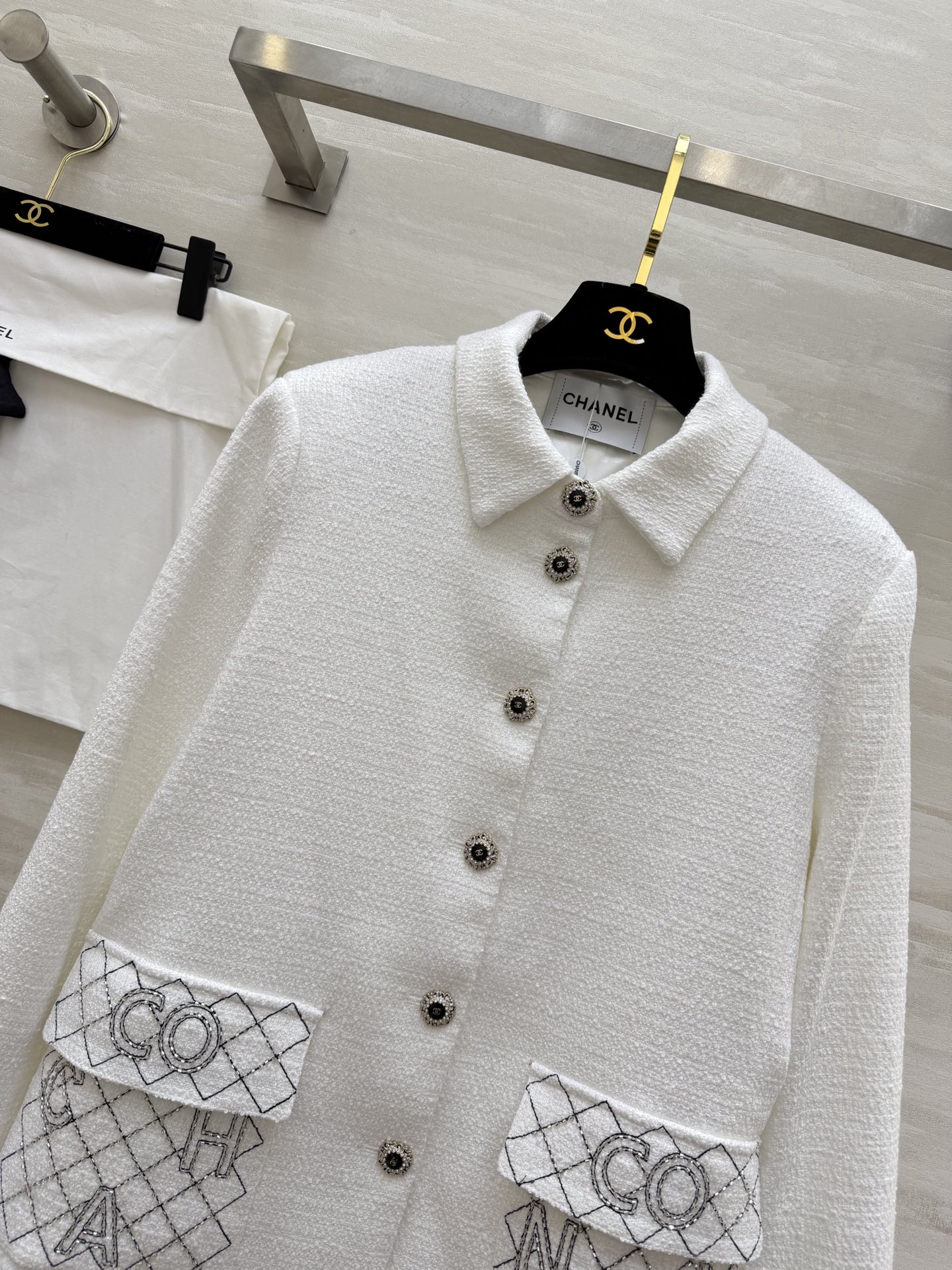 #Chane♡²⁶奶白粗花呢外套 粗花呢肌理自带柔光滤镜 翻领设计 重工钉珠字母口袋 经典又高级 高品质