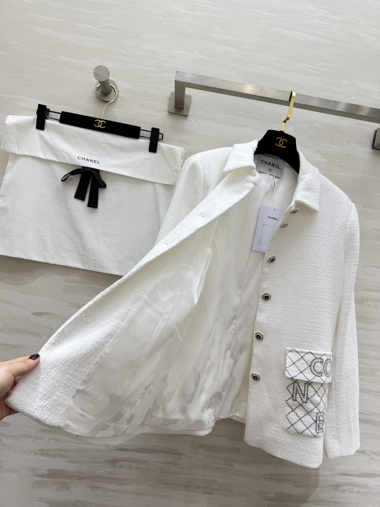 #Chane♡²⁶奶白粗花呢外套 粗花呢肌理自带柔光滤镜 翻领设计 重工钉珠字母口袋 经典又高级 高品质