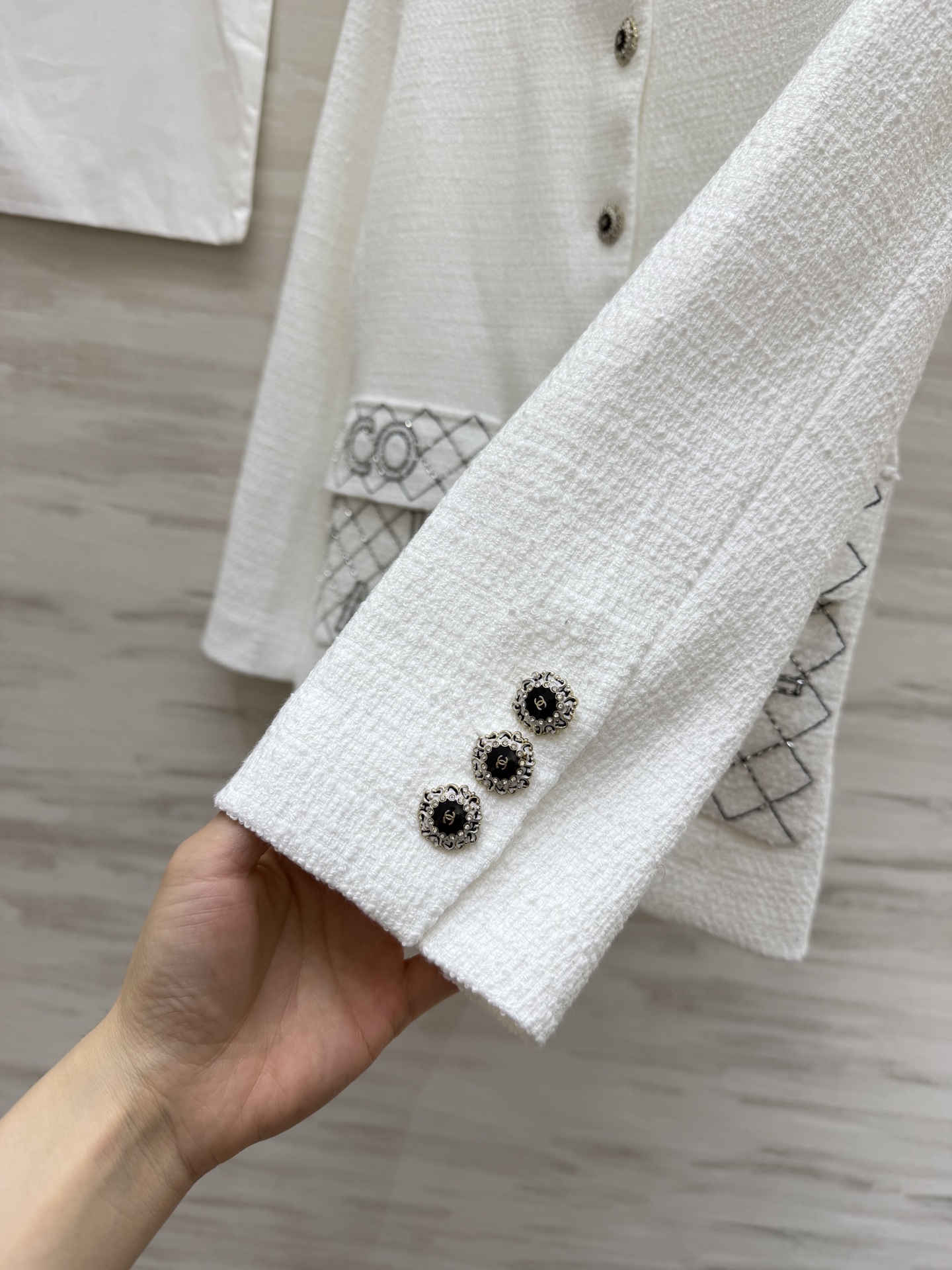 #Chane♡²⁶奶白粗花呢外套 粗花呢肌理自带柔光滤镜 翻领设计 重工钉珠字母口袋 经典又高级 高品质