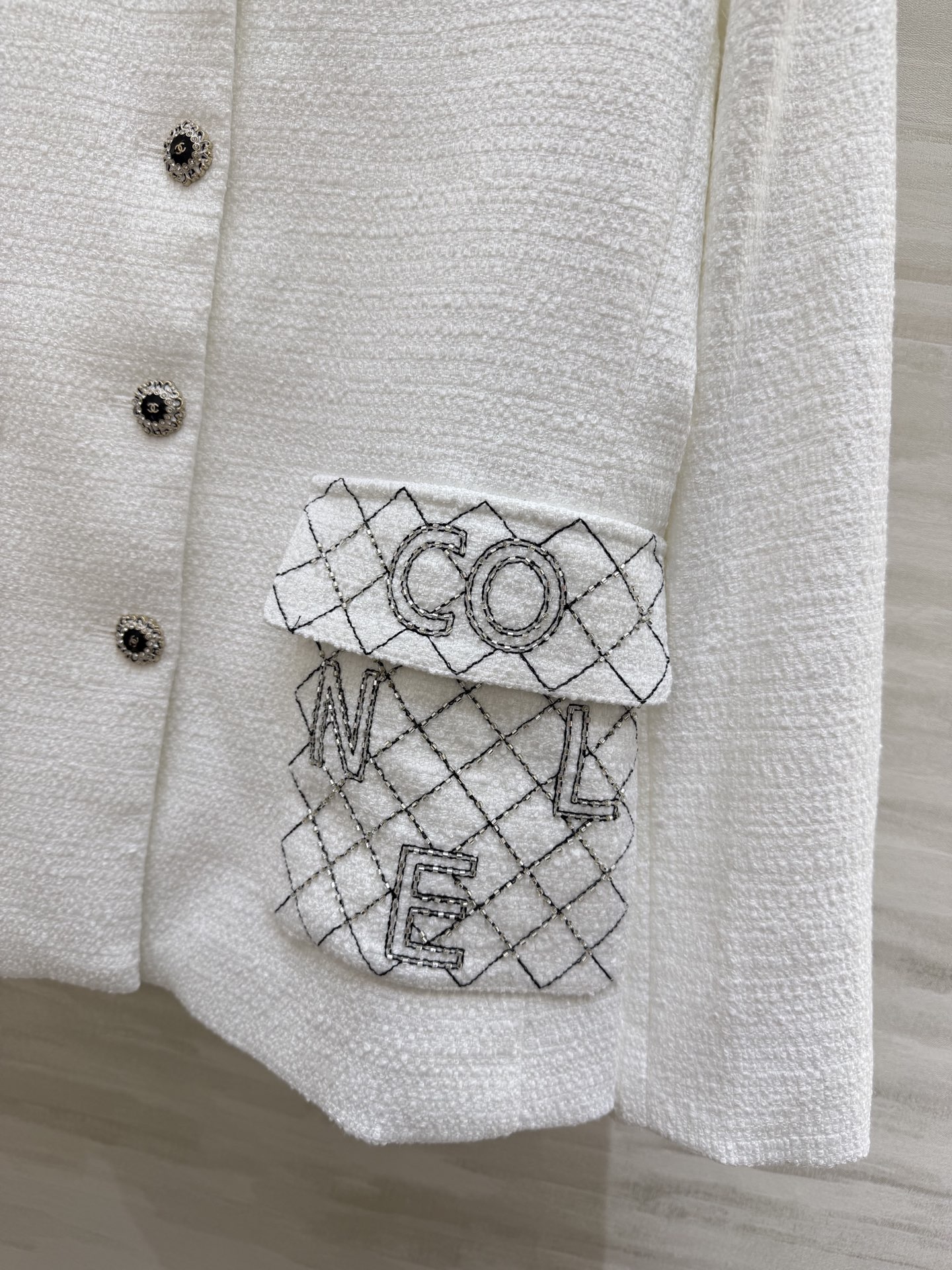 #Chane♡²⁶奶白粗花呢外套 粗花呢肌理自带柔光滤镜 翻领设计 重工钉珠字母口袋 经典又高级 高品质