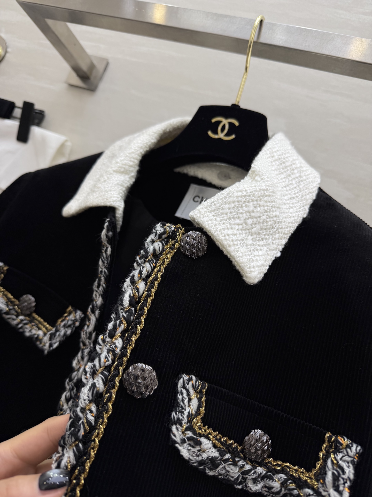 #CHANE♡²⁶新款 黑色灯芯绒外套 把复古酷感穿在身上 白色编织翻领 混色毛边包边 撞色又精致 立体