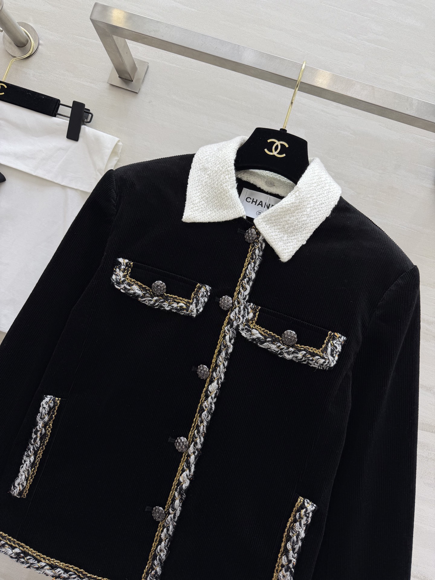 #CHANE♡²⁶新款 黑色灯芯绒外套 把复古酷感穿在身上 白色编织翻领 混色毛边包边 撞色又精致 立体