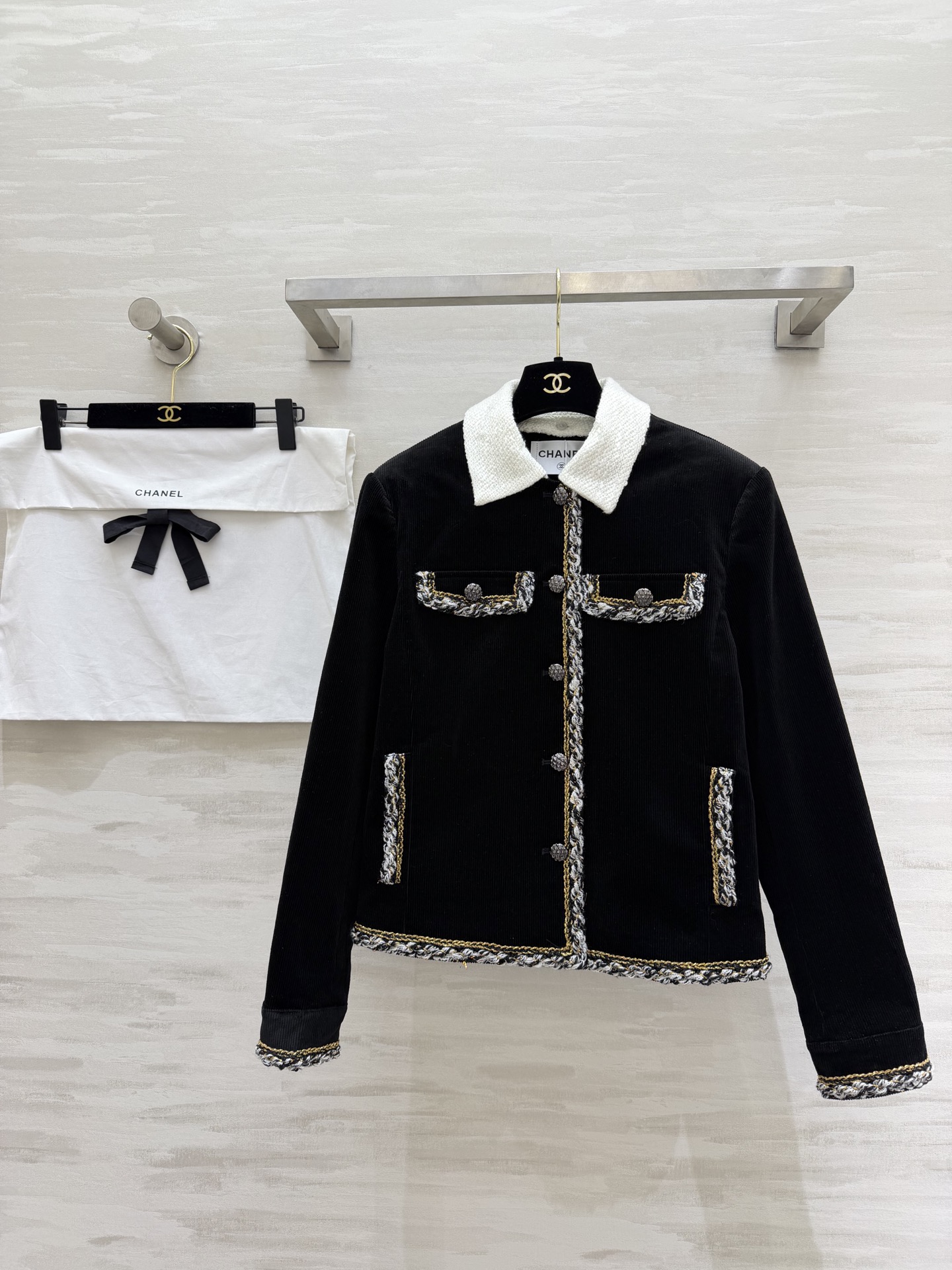 #CHANE♡²⁶新款 黑色灯芯绒外套 把复古酷感穿在身上 白色编织翻领 混色毛边包边 撞色又精致 立体