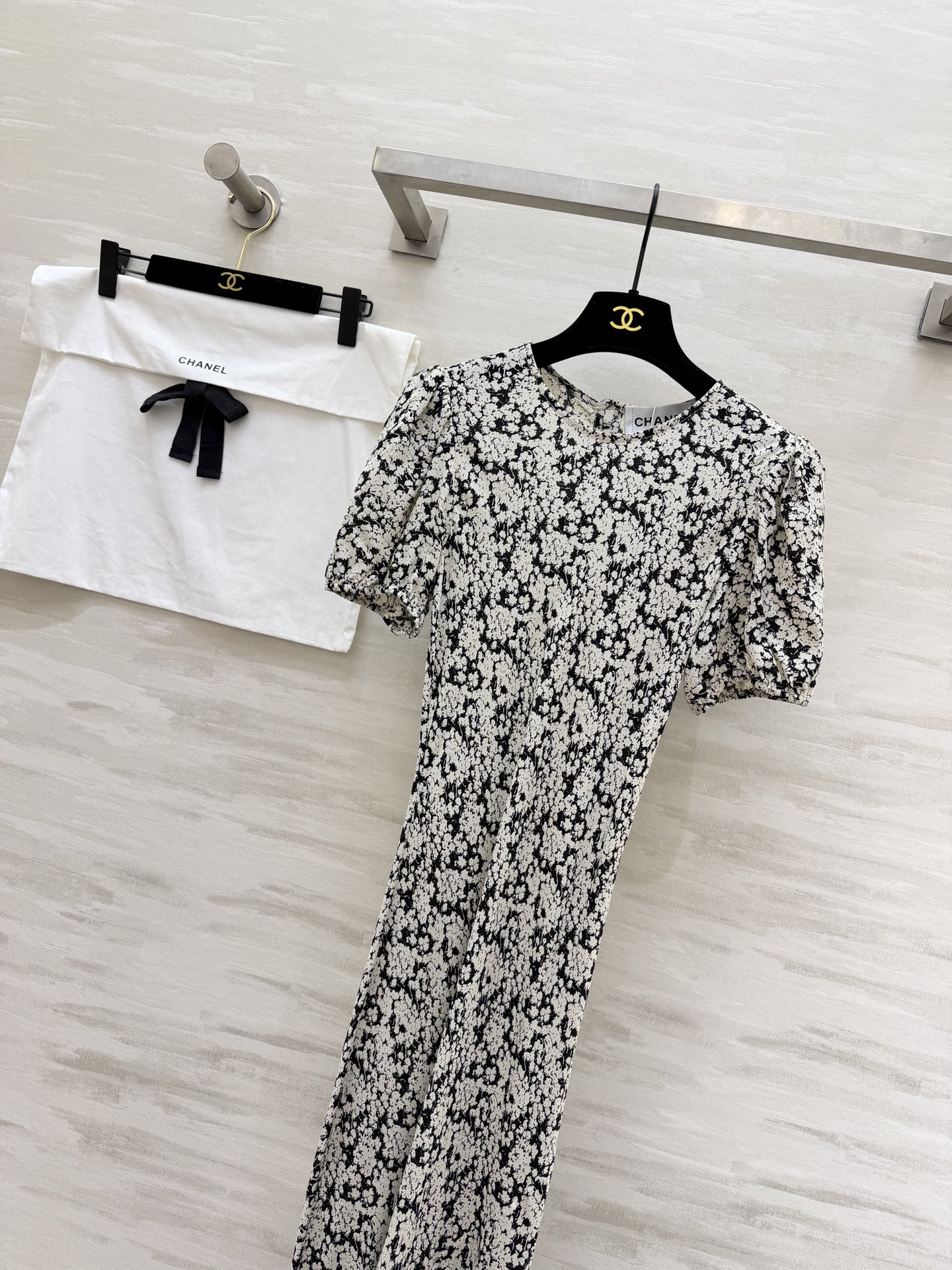 #CHAN♡²⁶ss 优雅高级感 人丝双绉泡泡袖袖连衣裙 优雅温婉印花 气质泡泡袖 X型线条剪裁 圆领设