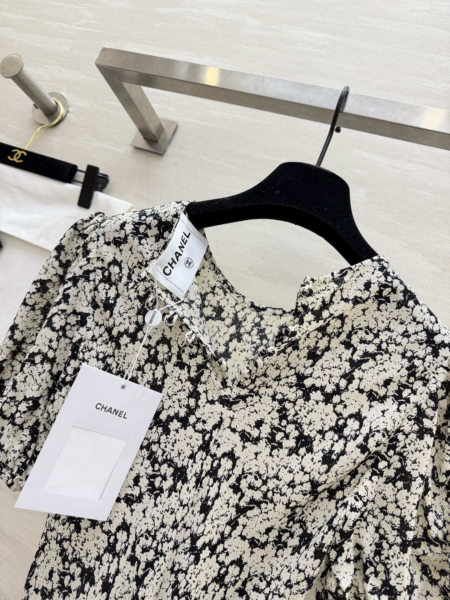 #CHAN♡²⁶ss 优雅高级感 人丝双绉泡泡袖袖连衣裙 优雅温婉印花 气质泡泡袖 X型线条剪裁 圆领设