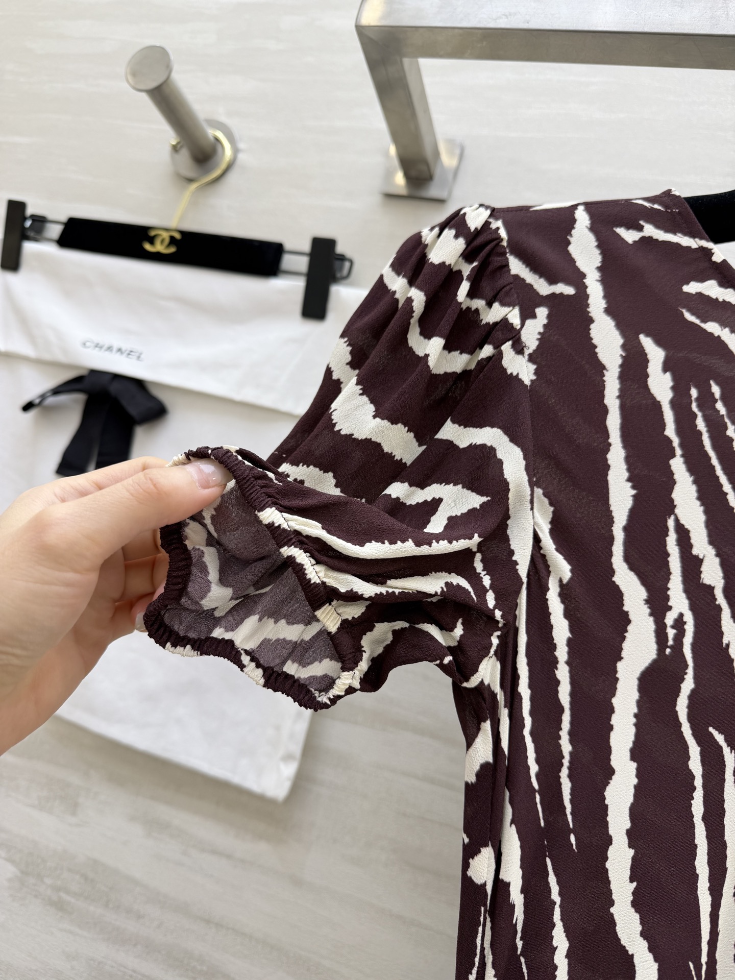 #CHAN♡²⁶ss 优雅高级感 人丝双绉泡泡袖袖连衣裙 优雅温婉印花 气质泡泡袖 X型线条剪裁 圆领设