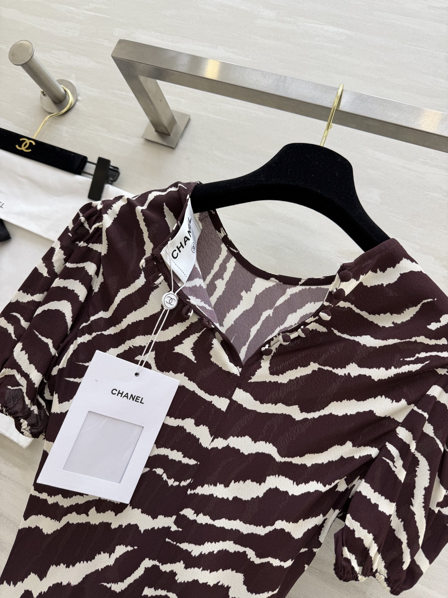 #CHAN♡²⁶ss 优雅高级感 人丝双绉泡泡袖袖连衣裙 优雅温婉印花 气质泡泡袖 X型线条剪裁 圆领设