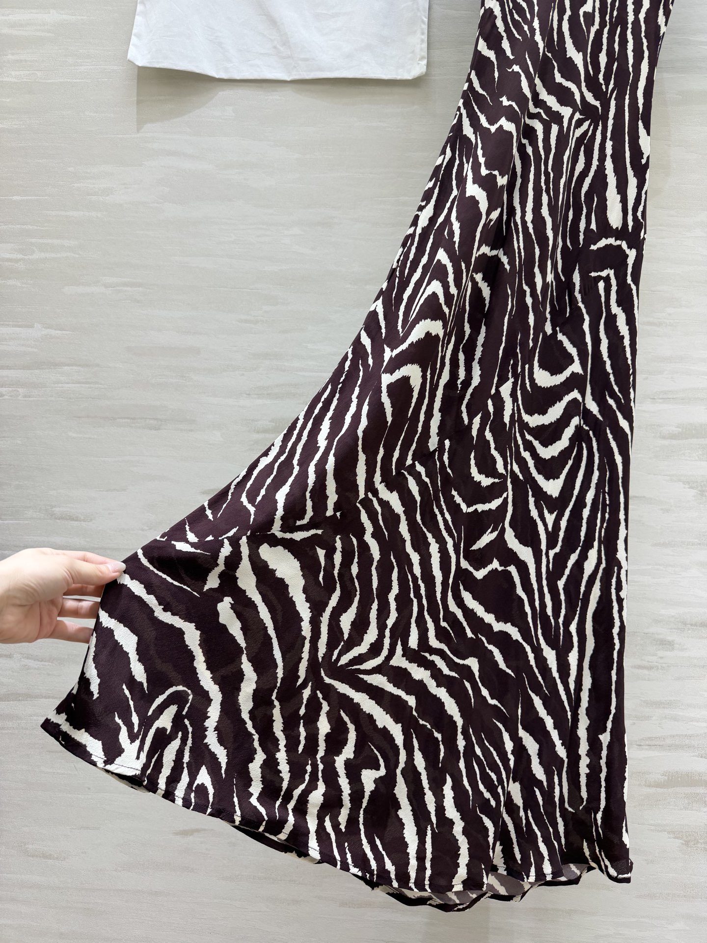 #CHAN♡²⁶ss 优雅高级感 人丝双绉泡泡袖袖连衣裙 优雅温婉印花 气质泡泡袖 X型线条剪裁 圆领设