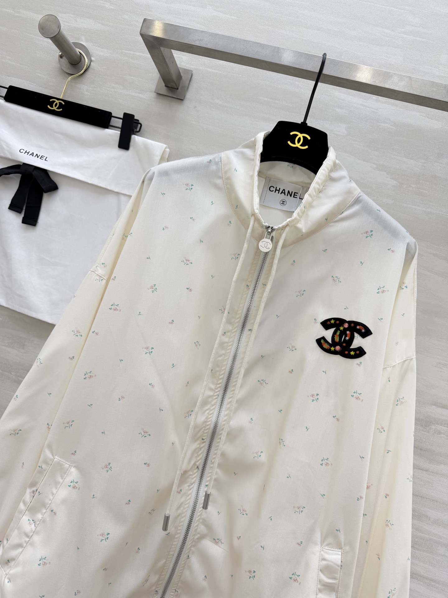 #Chane♡²⁶中古系列 奶白碎花防晒外套 满印小碎花 刺绣双C标识 甜美又精致 抽绳立领+下摆抽绳 