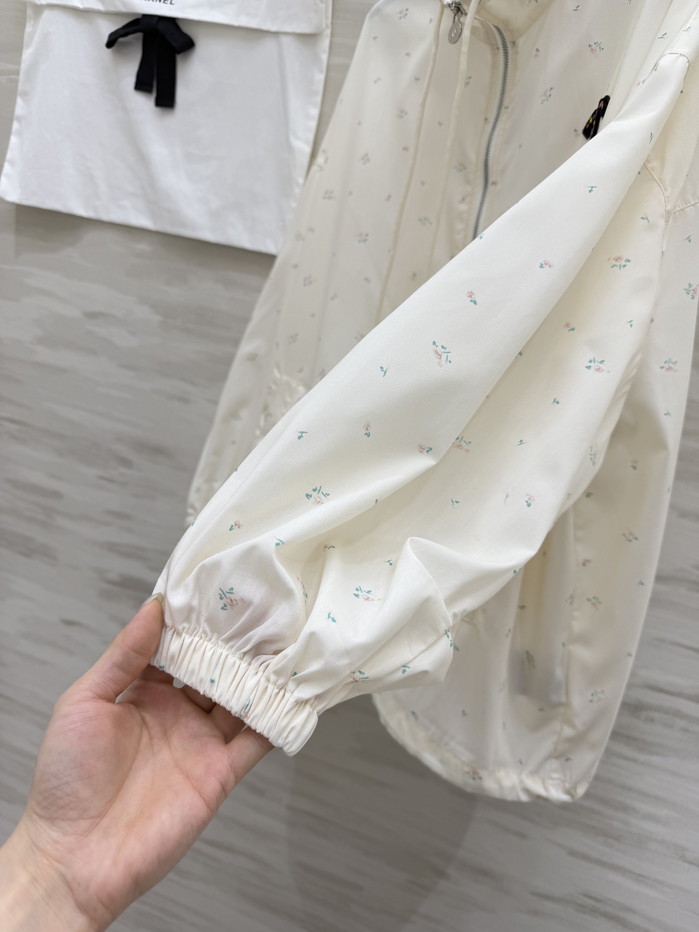 #Chane♡²⁶中古系列 奶白碎花防晒外套 满印小碎花 刺绣双C标识 甜美又精致 抽绳立领+下摆抽绳 