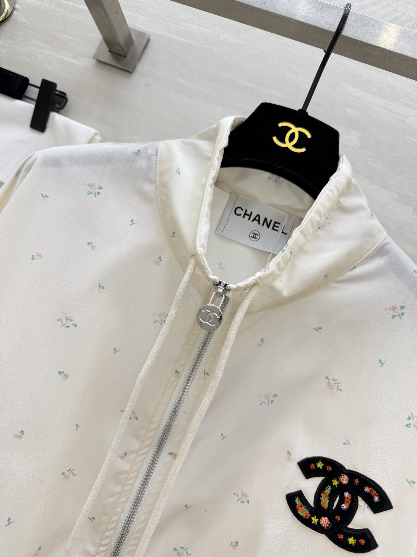 #Chane♡²⁶中古系列 奶白碎花防晒外套 满印小碎花 刺绣双C标识 甜美又精致 抽绳立领+下摆抽绳 