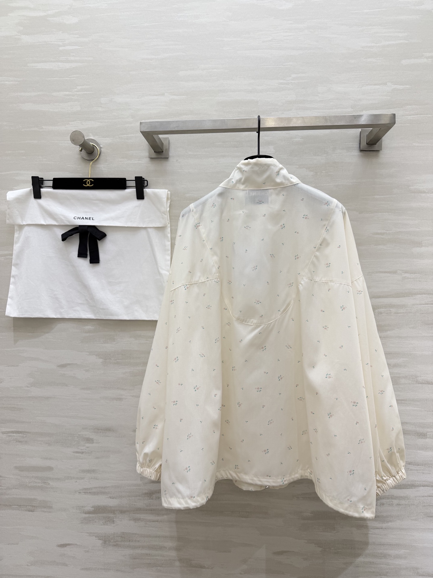 #Chane♡²⁶中古系列 奶白碎花防晒外套 满印小碎花 刺绣双C标识 甜美又精致 抽绳立领+下摆抽绳 