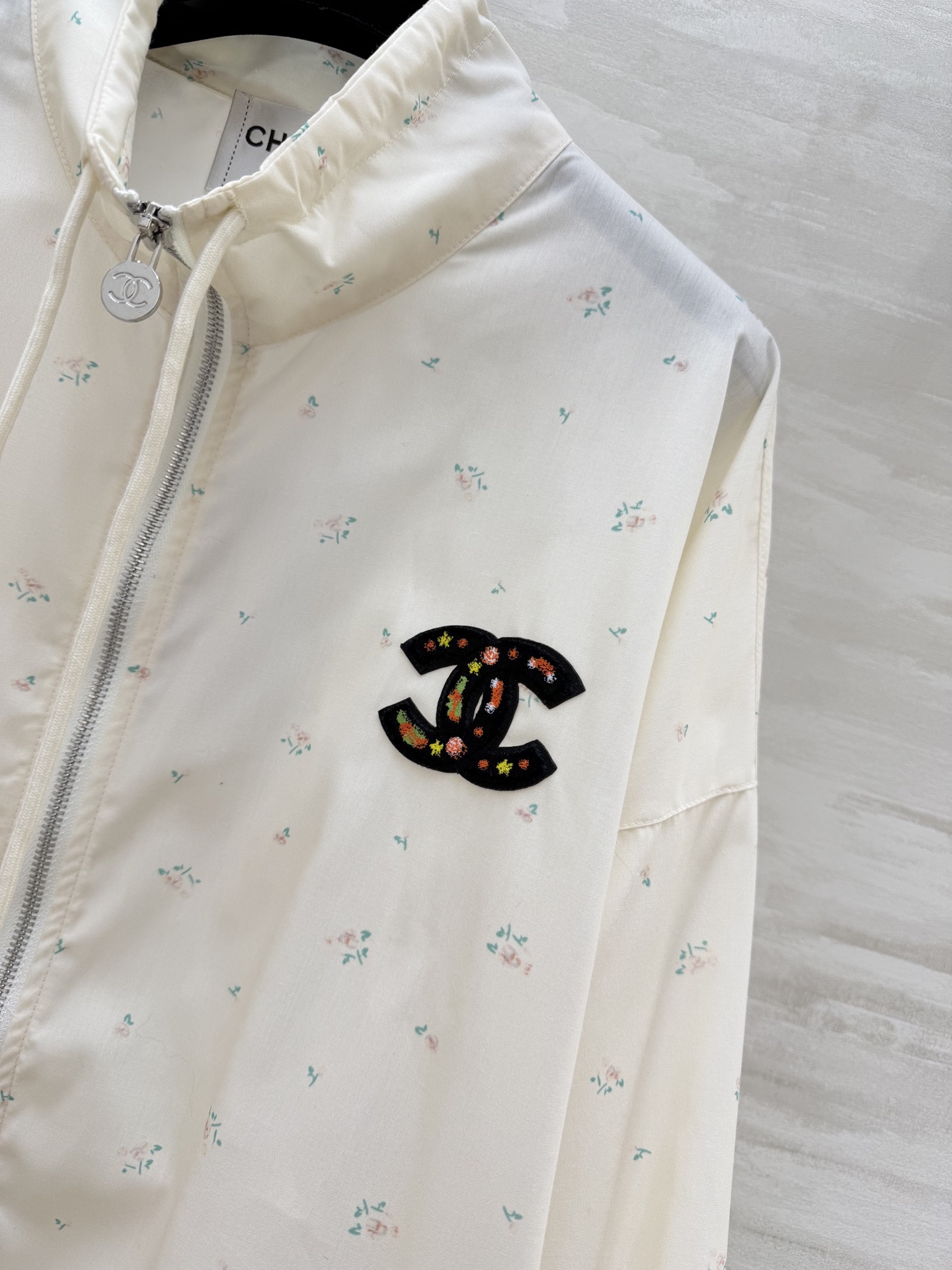 #Chane♡²⁶中古系列 奶白碎花防晒外套 满印小碎花 刺绣双C标识 甜美又精致 抽绳立领+下摆抽绳 