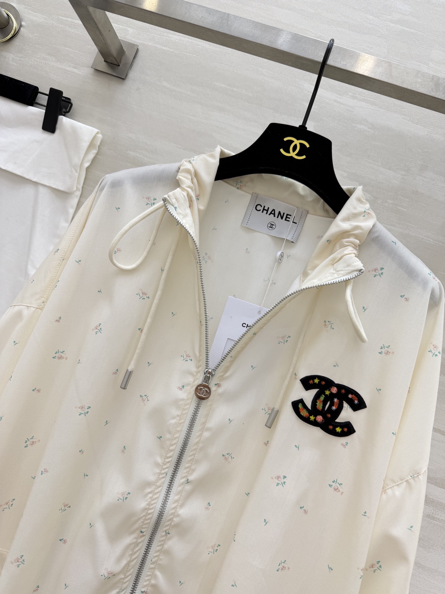 #Chane♡²⁶中古系列 奶白碎花防晒外套 满印小碎花 刺绣双C标识 甜美又精致 抽绳立领+下摆抽绳 