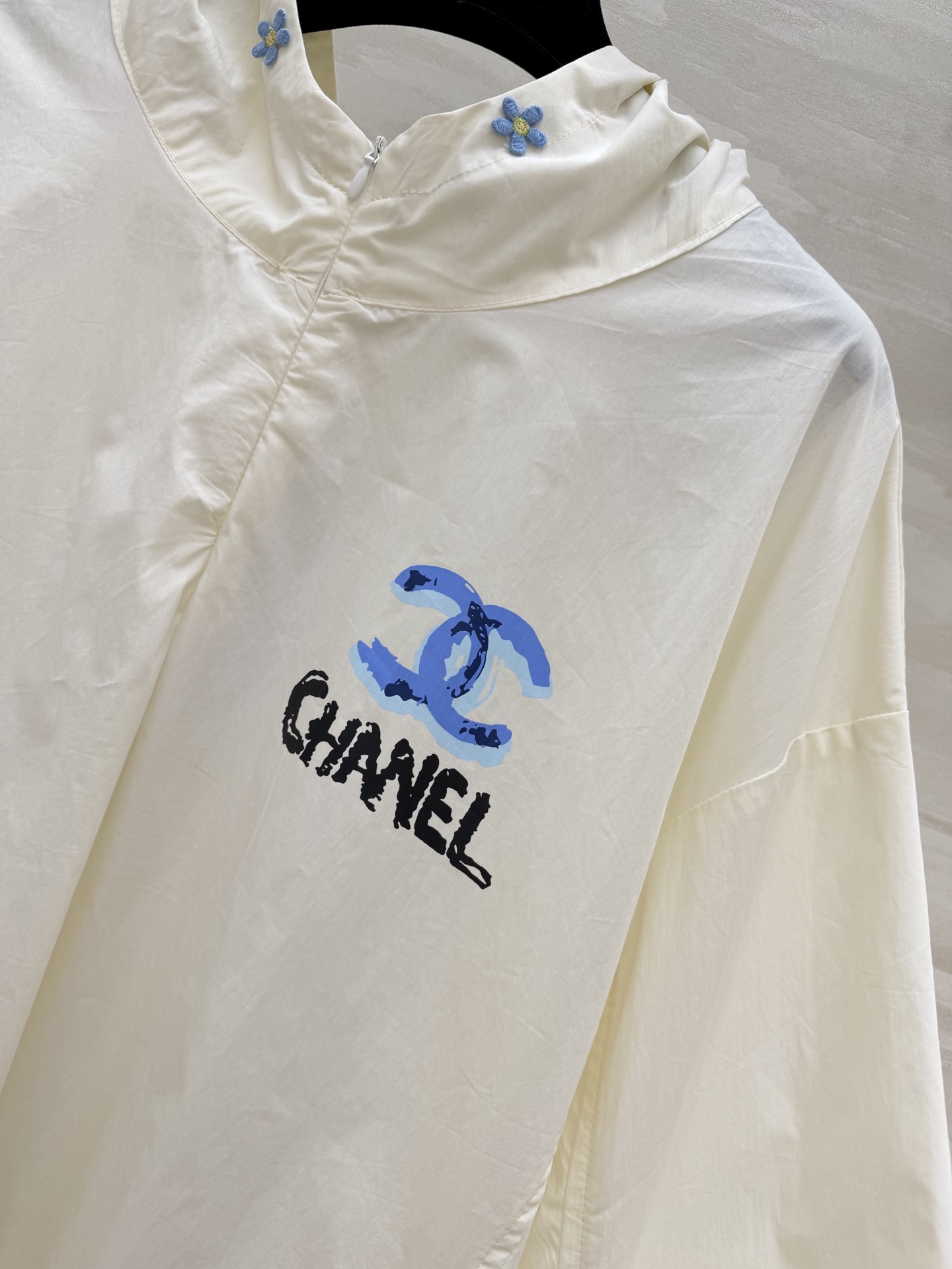 #Chane♡²⁶中古系列 连帽防晒衣卫衣上衣 轻薄透气面料 春夏防晒刚需 手绘蓝标+帽檐小花扣 清新又