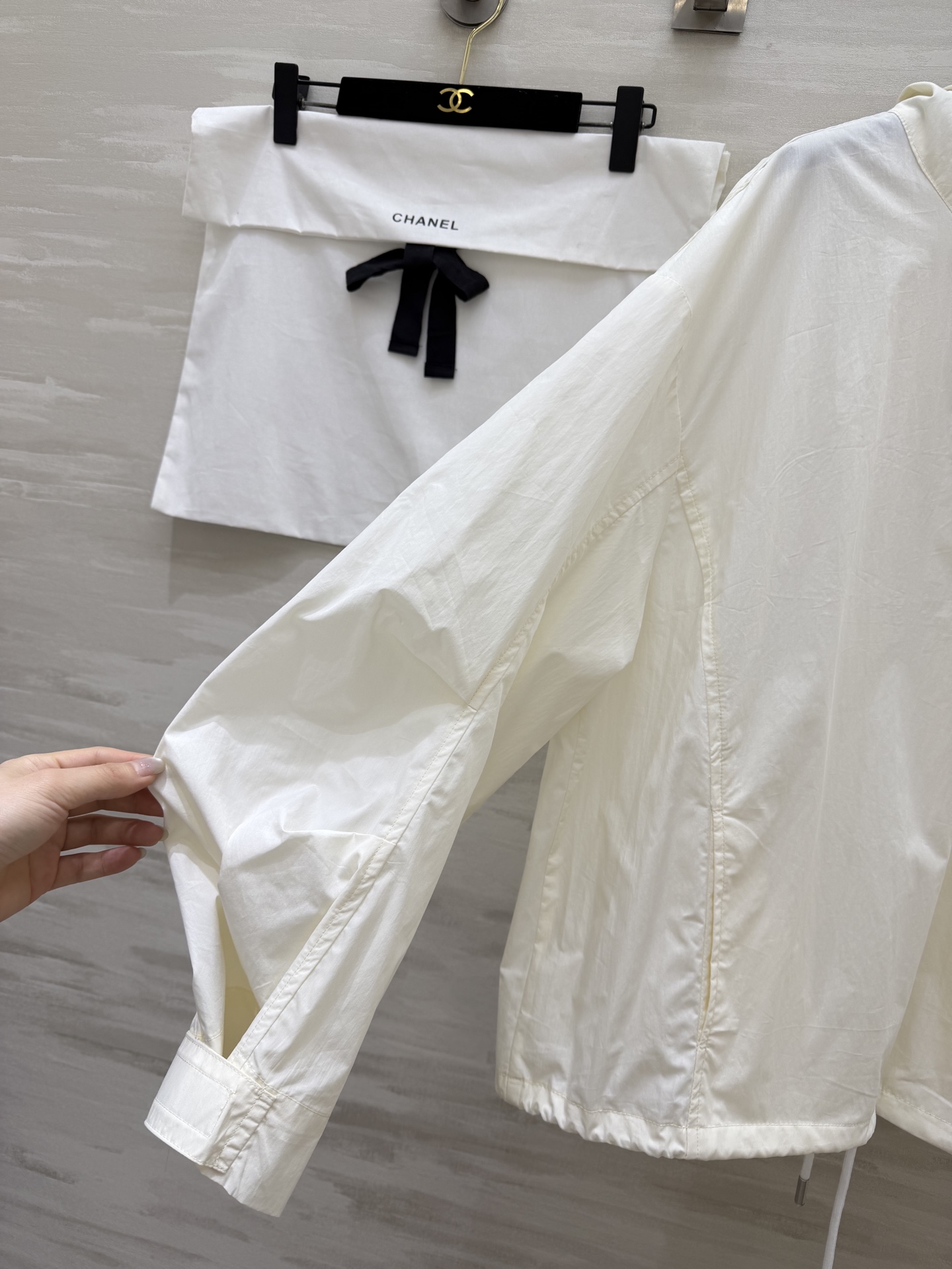 #Chane♡²⁶中古系列 连帽防晒衣卫衣上衣 轻薄透气面料 春夏防晒刚需 手绘蓝标+帽檐小花扣 清新又