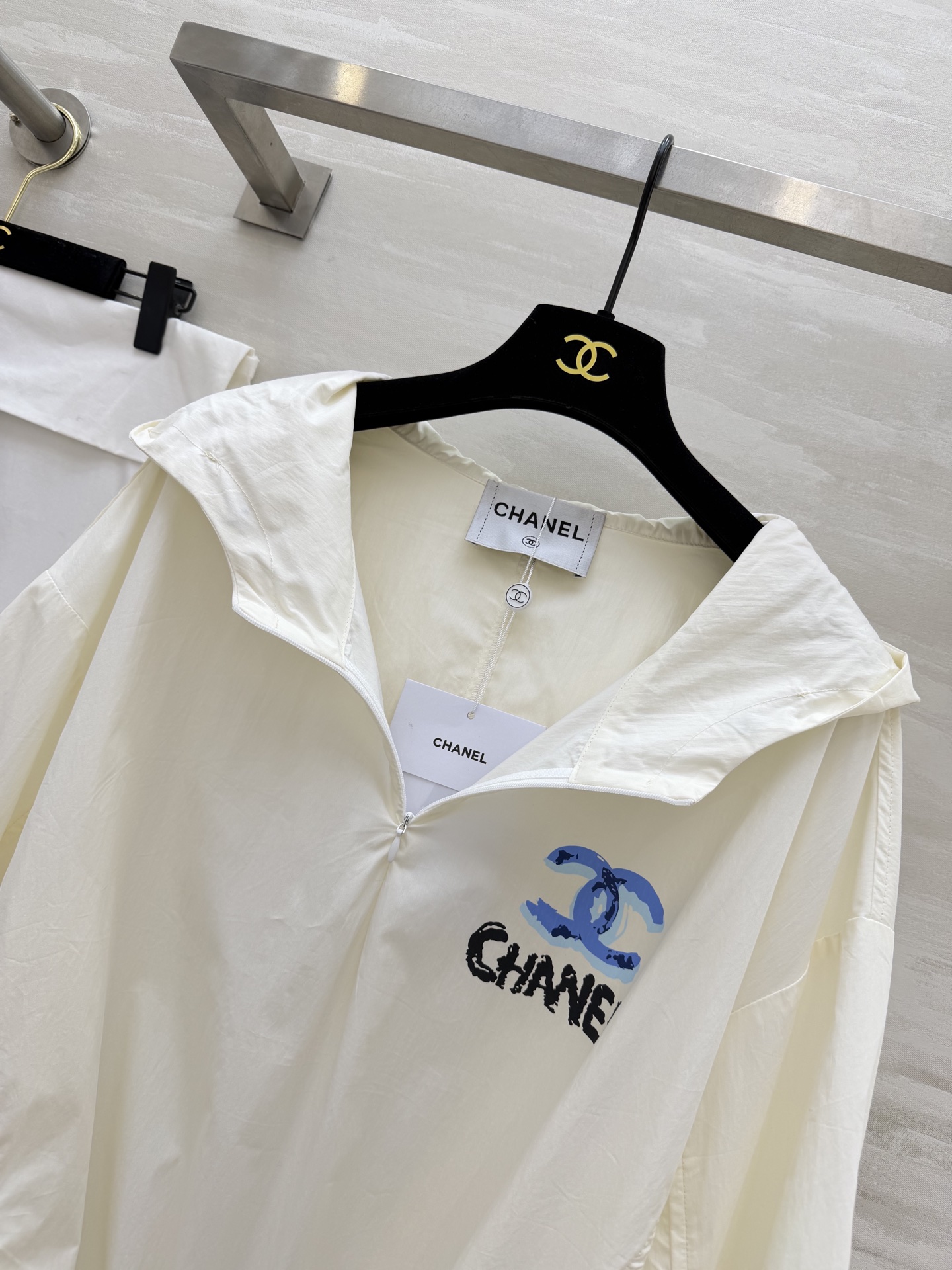 #Chane♡²⁶中古系列 连帽防晒衣卫衣上衣 轻薄透气面料 春夏防晒刚需 手绘蓝标+帽檐小花扣 清新又