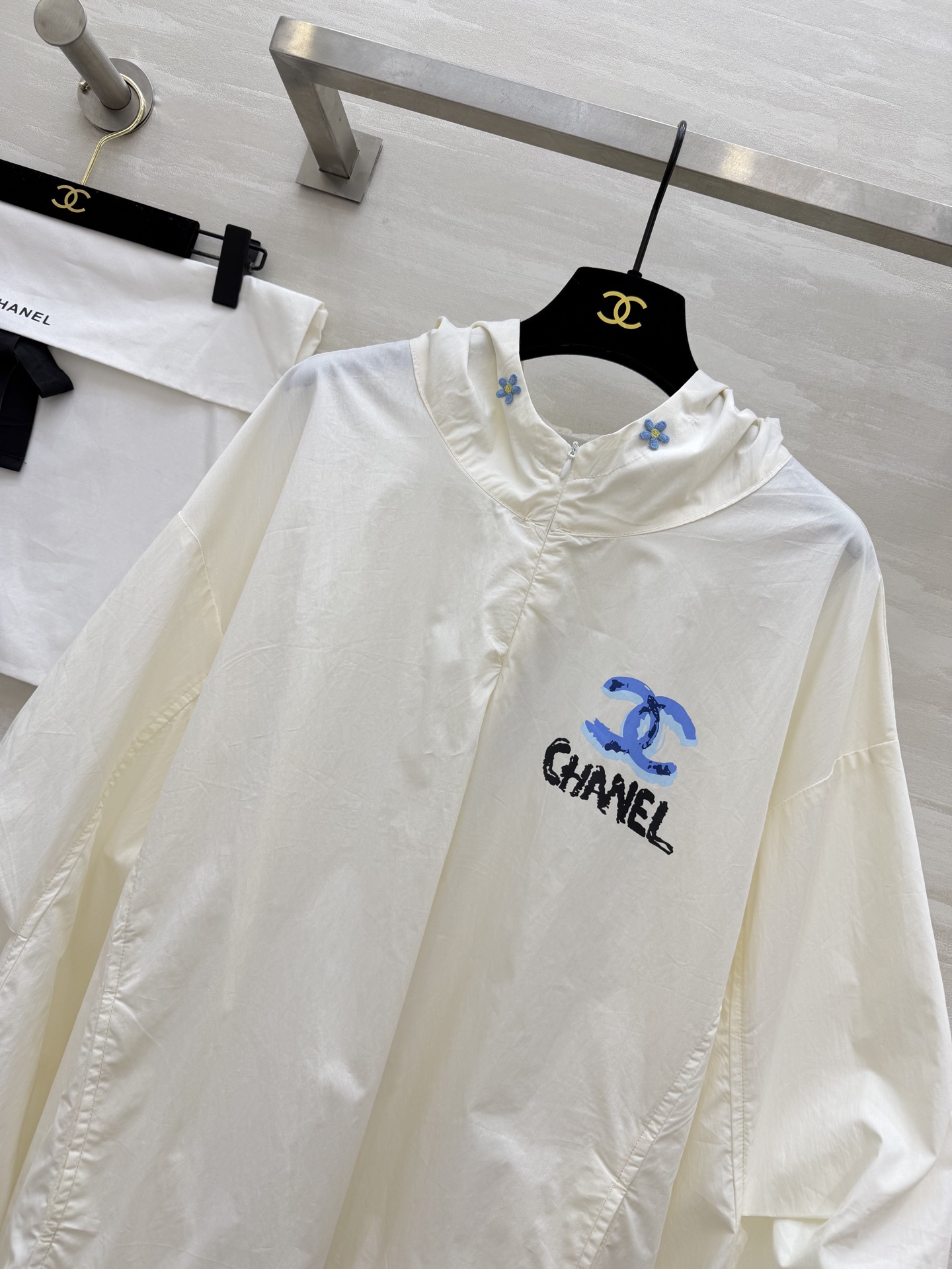 #Chane♡²⁶中古系列 连帽防晒衣卫衣上衣 轻薄透气面料 春夏防晒刚需 手绘蓝标+帽檐小花扣 清新又