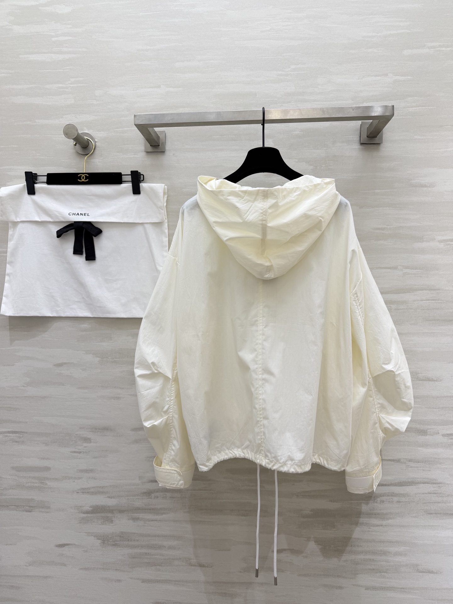 #Chane♡²⁶中古系列 连帽防晒衣卫衣上衣 轻薄透气面料 春夏防晒刚需 手绘蓝标+帽檐小花扣 清新又