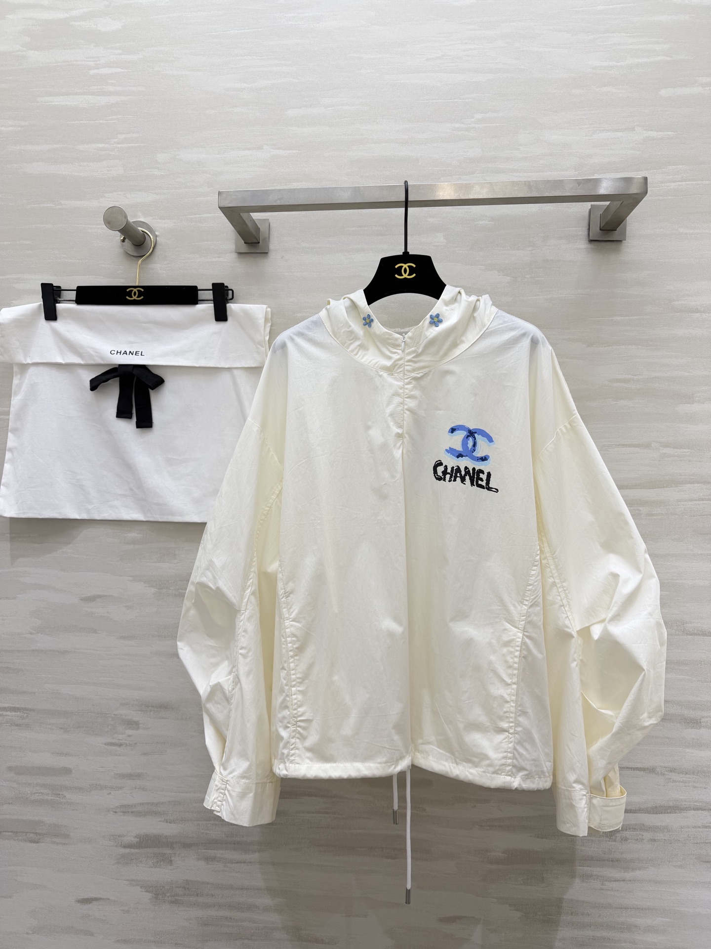 #Chane♡²⁶中古系列 连帽防晒衣卫衣上衣 轻薄透气面料 春夏防晒刚需 手绘蓝标+帽檐小花扣 清新又