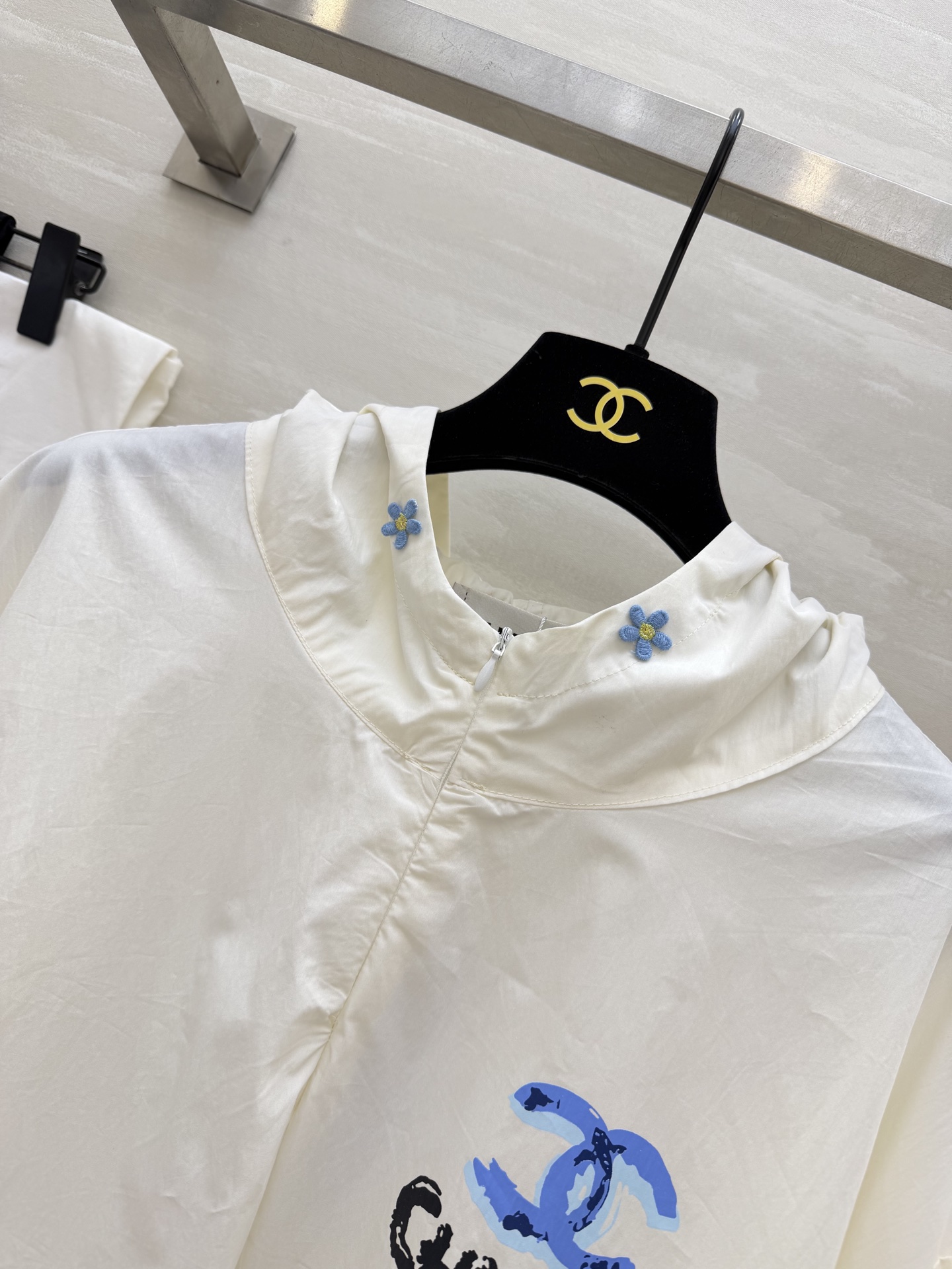 #Chane♡²⁶中古系列 连帽防晒衣卫衣上衣 轻薄透气面料 春夏防晒刚需 手绘蓝标+帽檐小花扣 清新又